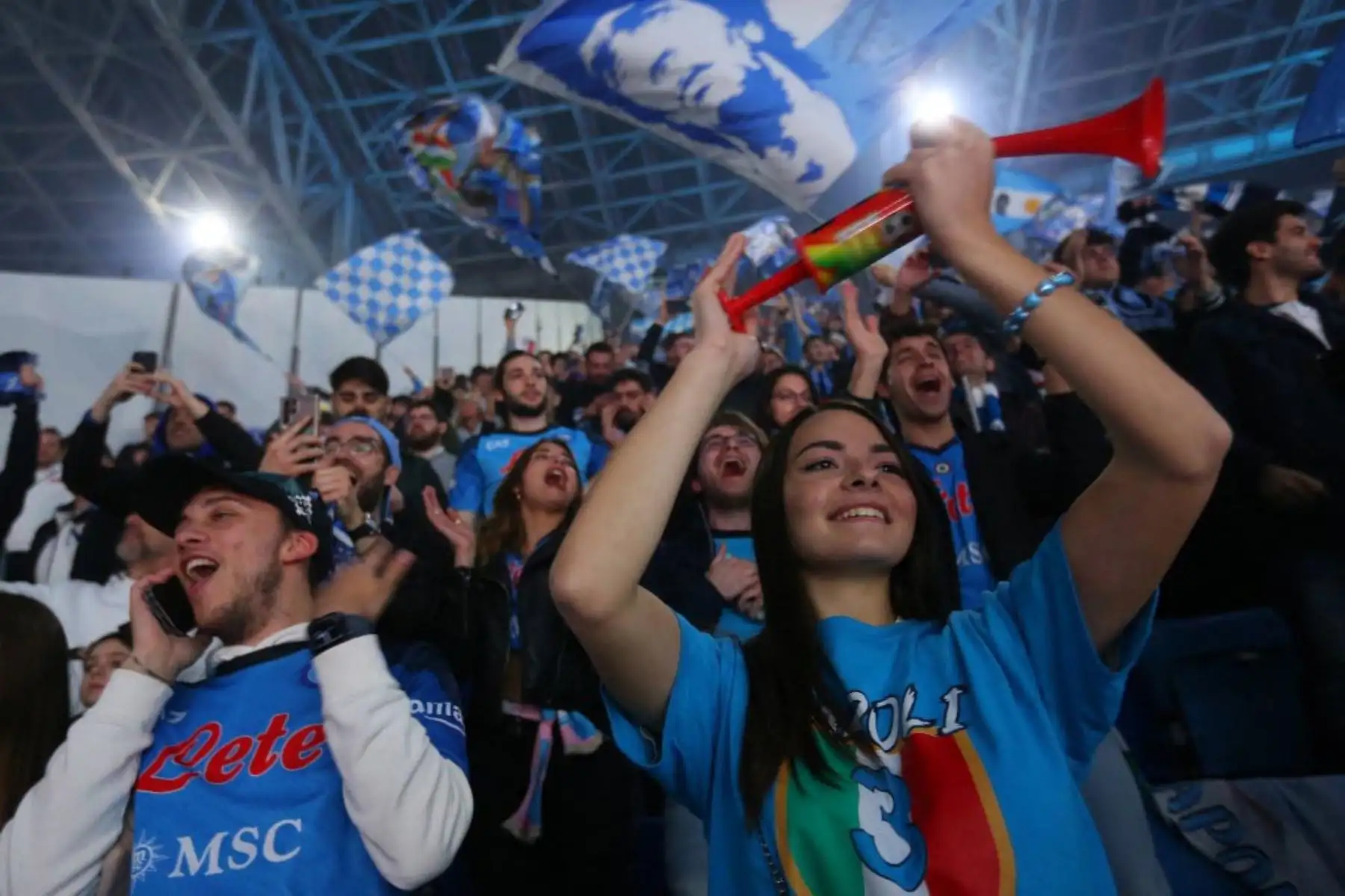Napoli puso fin a una espera de 33 años para ganar la Serie A de Italia el 4 de mayo después de que un empate 1-1 en Udinese aseguró su tercer título de liga y emuló a los grandes equipos dirigidos por Diego Maradona. Foto: AFP