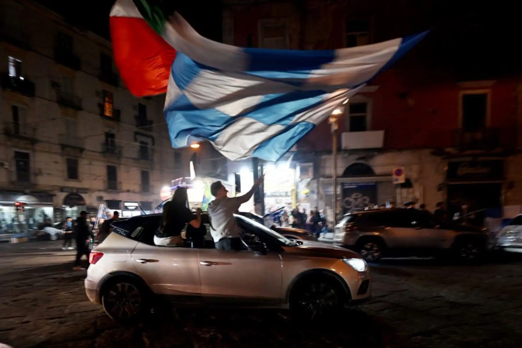 Fanáticos del SSC Napoli celebran en Nápoles después de que Napoli ganó el título de campeón italiano "Scudetto" después de un partido decisivo en Udine. Foto: AFP
