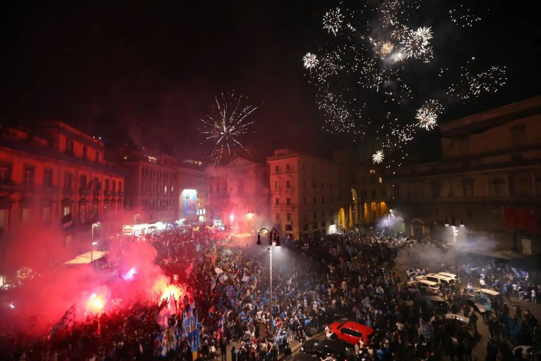 Napoli puso fin a una espera de 33 años para ganar la Serie A de Italia el 4 de mayo después de que un empate 1-1 en Udinese aseguró su tercer título de liga y emuló a los grandes equipos dirigidos por Diego Maradona. Foto: AFP