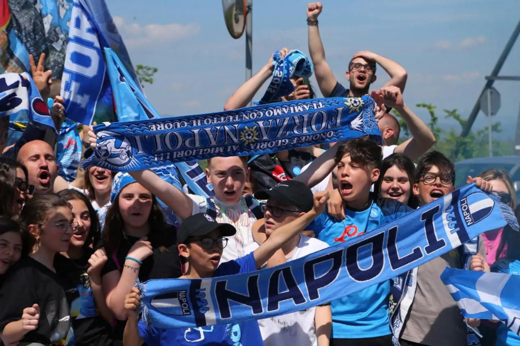 Los fanáticos del SSC Napoli se reúnen frente al aeropuerto militar de Caserta - Grazzanise, al norte de Nápoles, para dar la bienvenida a los jugadores del Napoli cuyo avión se espera que aterrice allí. Foto: AFP