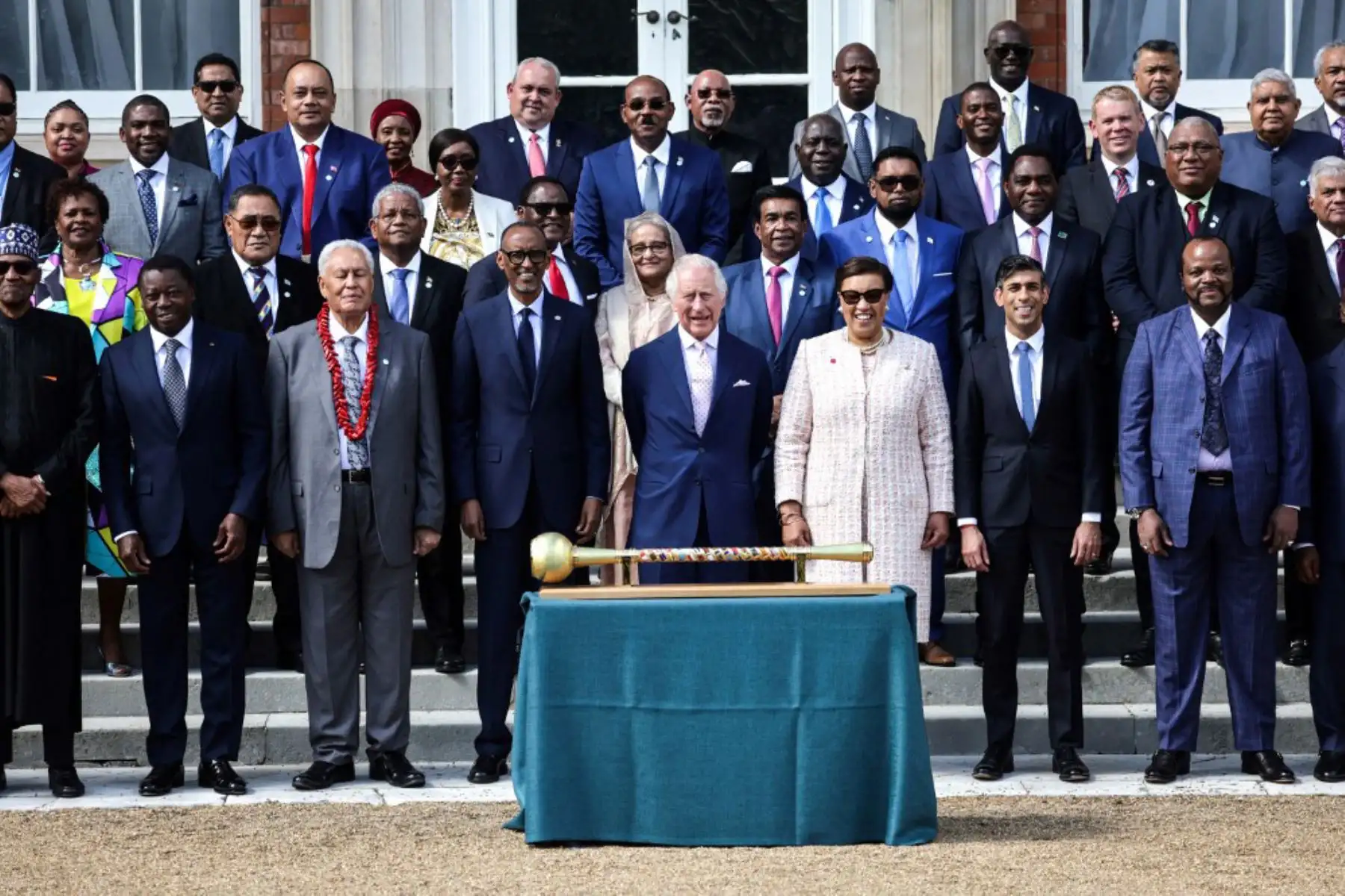 El rey Carlos III de Gran Bretaña, flanqueado por el presidente de Ruanda Paul Kagame, la secretaria general de la Commonwealth Patricia Scotland y el primer ministro británico Rishi Sunak, posa para una foto grupal con los líderes de la Commonwealth en Marlborough House en Londres el 5 de mayo de 2023 en vísperas de su coronación.  Foto: AFP