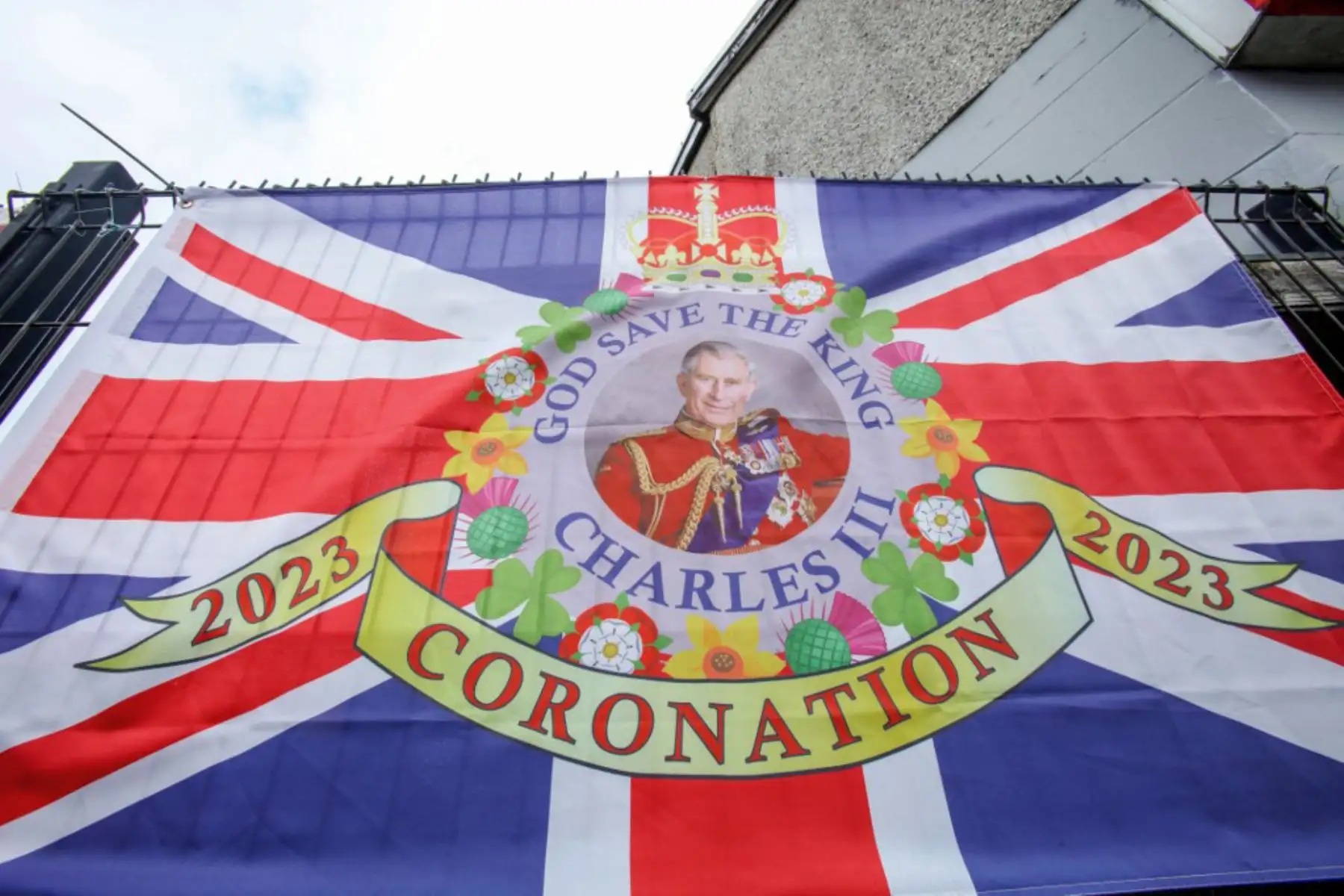 Una bandera que muestra al rey Carlos III de Gran Bretaña ondea en la brisa mientras los fanáticos reales acampan en The Mall en la ruta de la procesión cerca del Palacio de Buckingham en el centro de Londres, antes del fin de semana de coronación. Foto: AFP