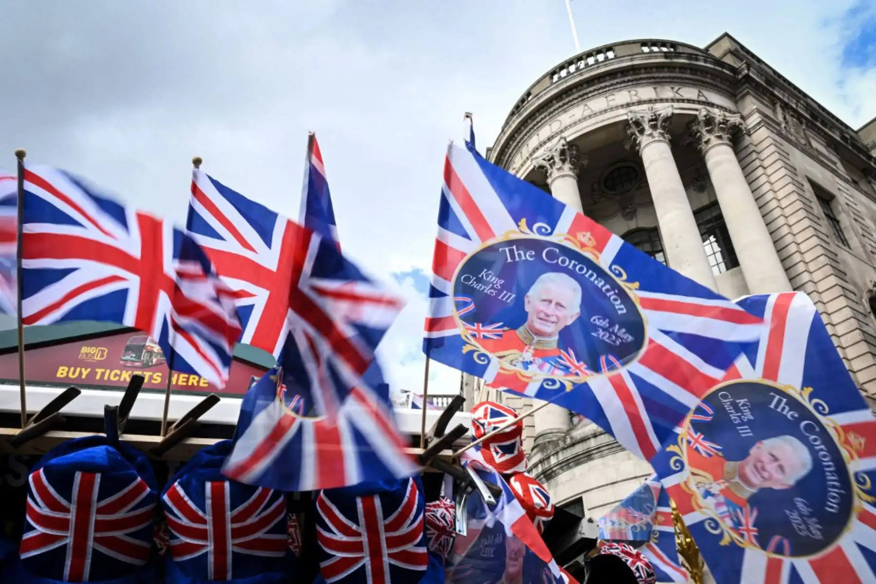Una bandera que muestra al rey Carlos III de Gran Bretaña ondea en la brisa mientras los fanáticos reales acampan en The Mall en la ruta de la procesión cerca del Palacio de Buckingham en el centro de Londres, antes del fin de semana de coronación. Foto: AFP