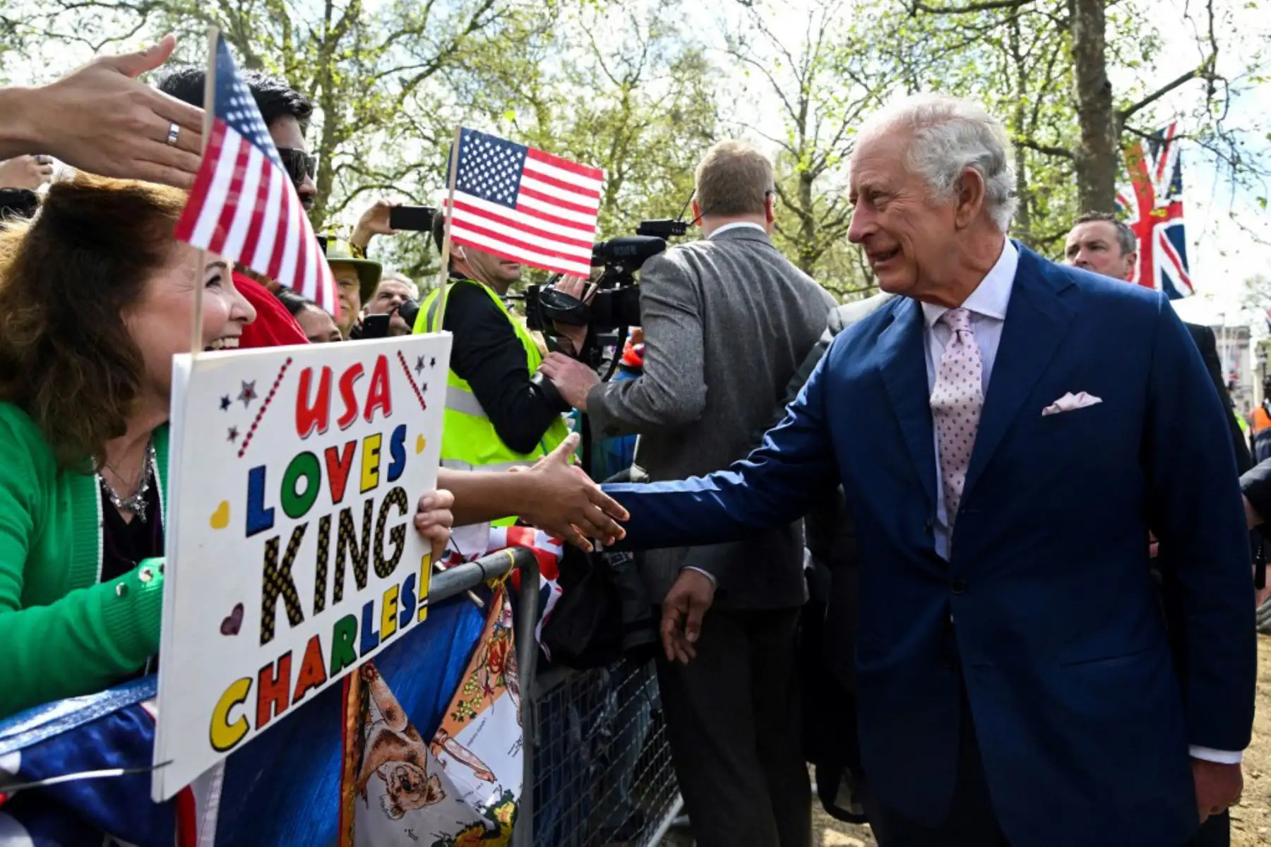 El rey Carlos III de Gran Bretaña se reúne con miembros del público en The Mall, cerca del Palacio de Buckingham en el centro de Londres. Foto: AFP