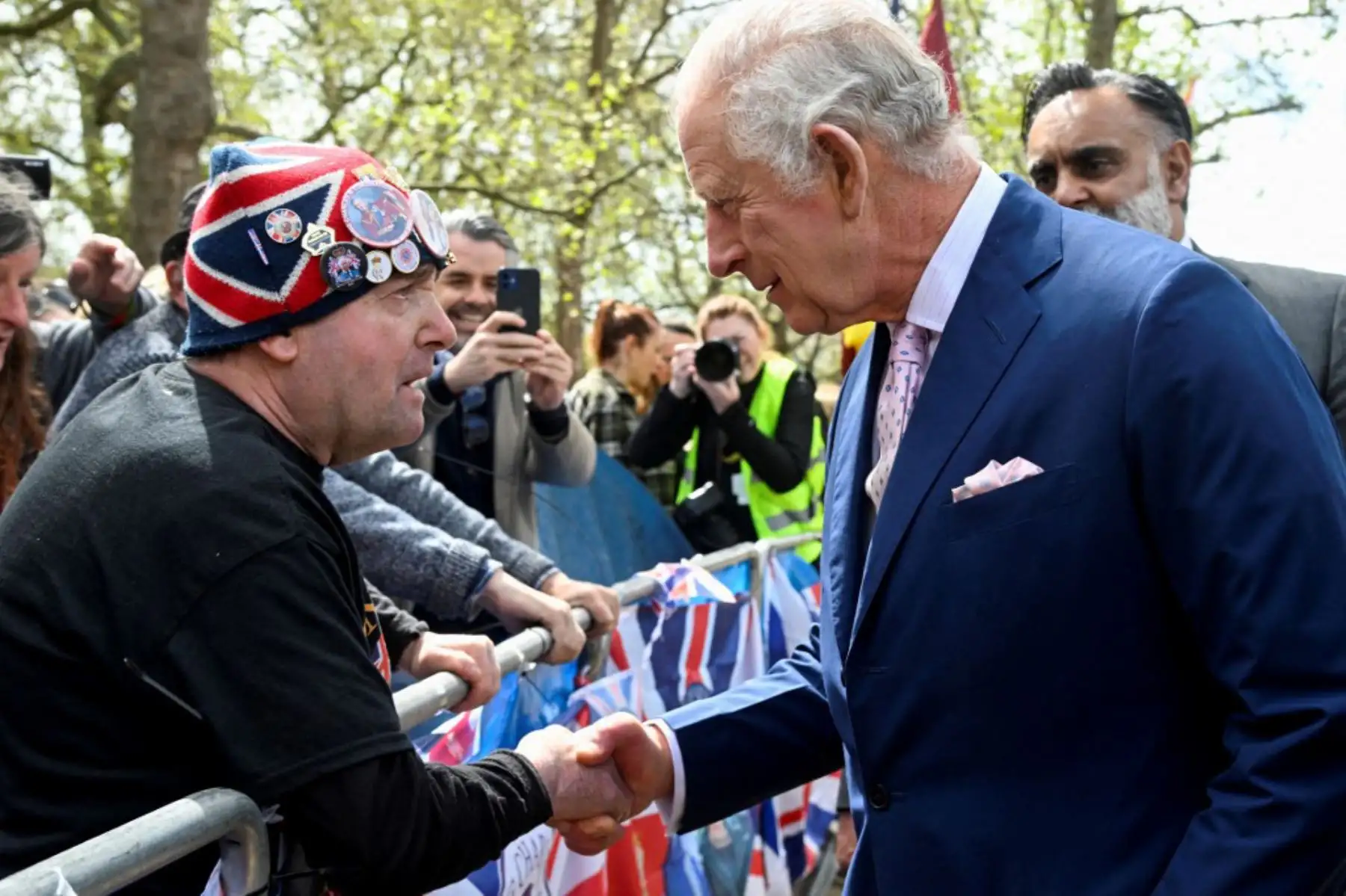 El rey Carlos III de Gran Bretaña se reúne con miembros del público en The Mall, cerca del Palacio de Buckingham en el centro de Londres. Foto: AFP
