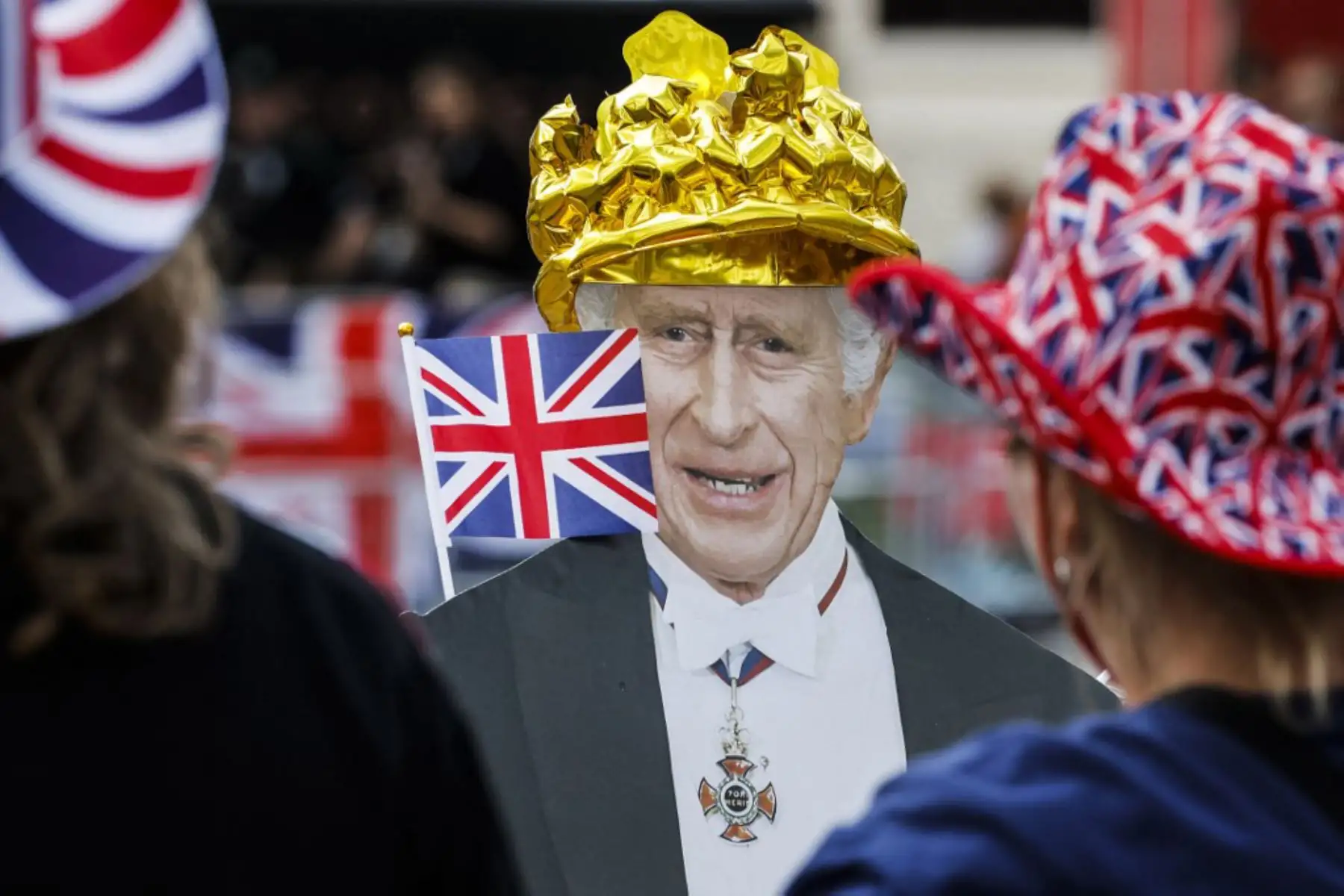 Un cartón que representa al rey Carlos III de Gran Bretaña con la Union Jack se muestra a lo largo de la ruta de la procesión en The Mall, cerca del Palacio de Buckingham en el centro de Londres. Foto: AFP