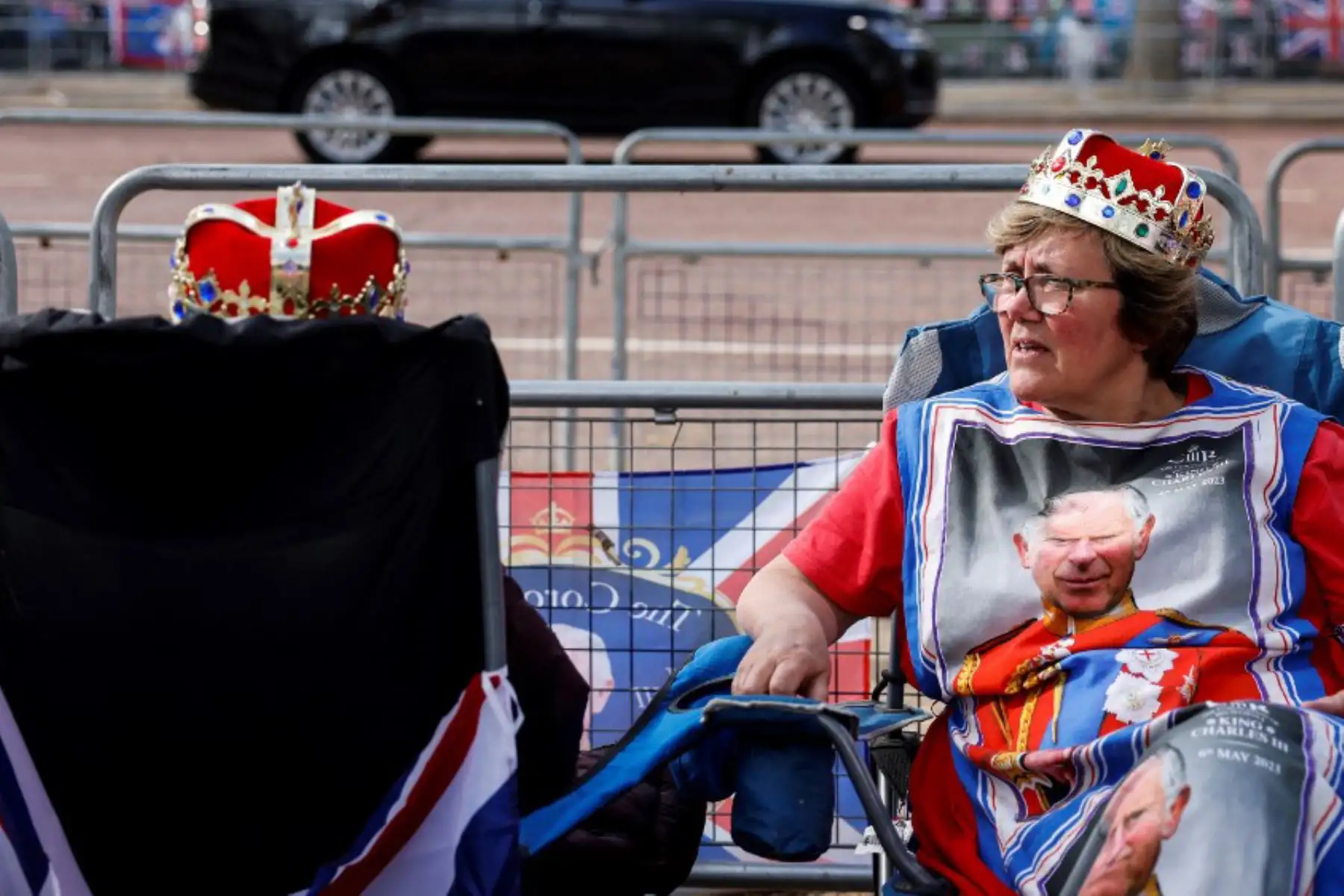 Fanáticos reales acampando a lo largo de la ruta de la procesión con sus tiendas de campaña y sillas de camping en The Mall, cerca del Palacio de Buckingham en el centro de Londres. Foto: AFP