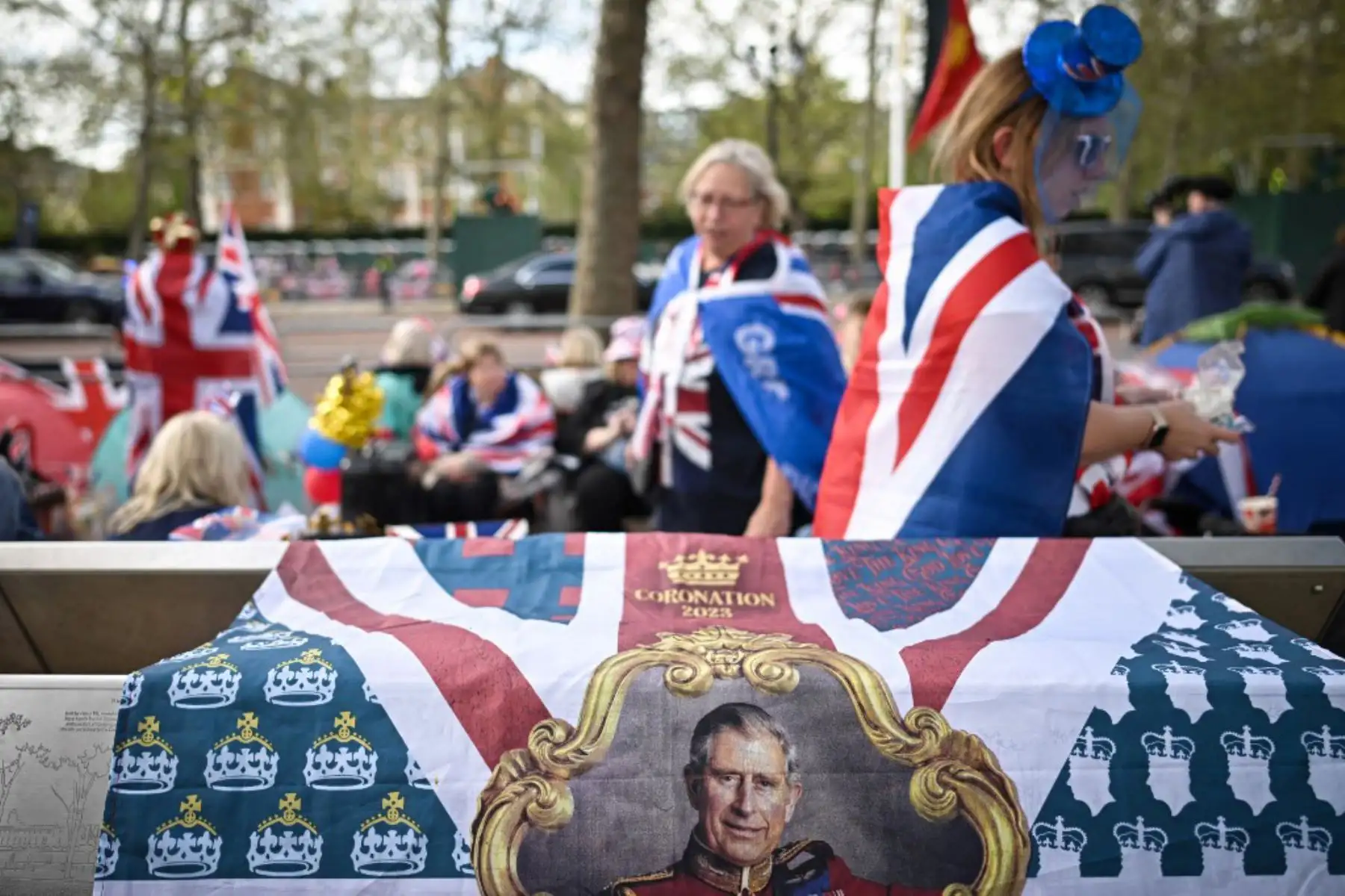 Fanáticos reales acampando a lo largo de la ruta de la procesión con sus tiendas de campaña y sillas de camping en The Mall, cerca del Palacio de Buckingham en el centro de Londres. Foto: AFP