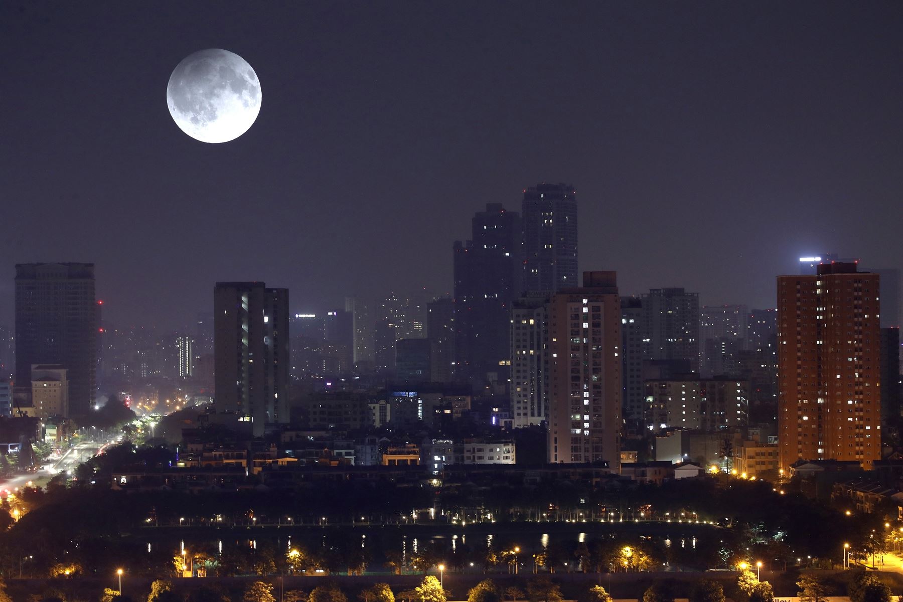 Una imagen tomada con una exposición múltiple muestra la luna llena antes de un eclipse lunar penumbral en Hanoi, Vietnam. Foto: EFE