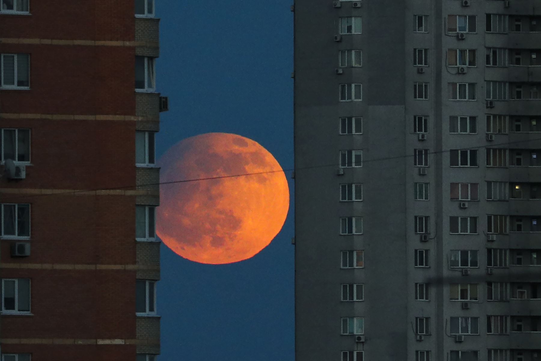 Vista del eclipse lunar entre edificios residenciales en Kiev, Ucrania. Foto: EFE