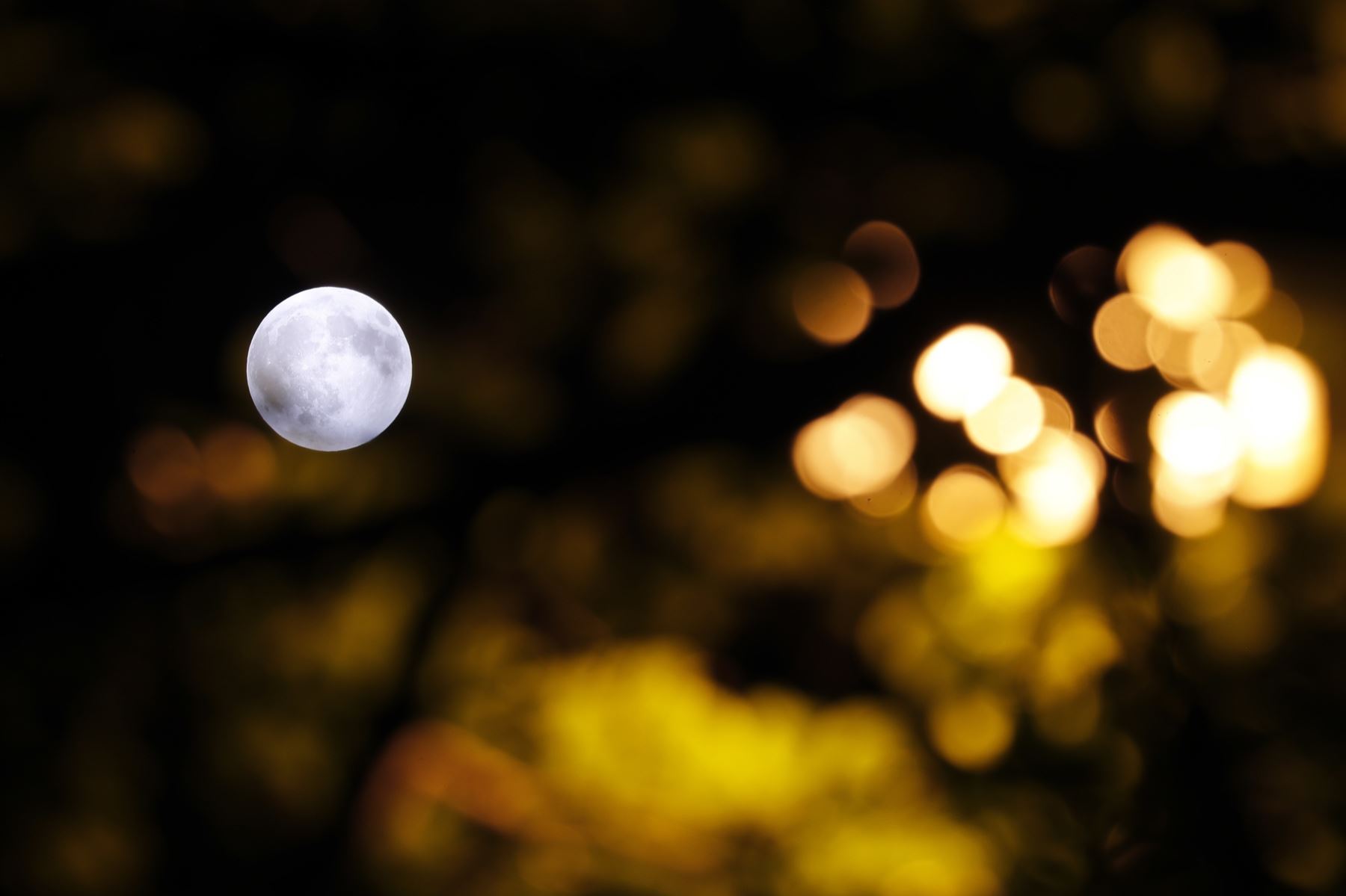 Luna llena antes de un eclipse lunar penumbral en Hanoi, Vietnam. Foto: EFE