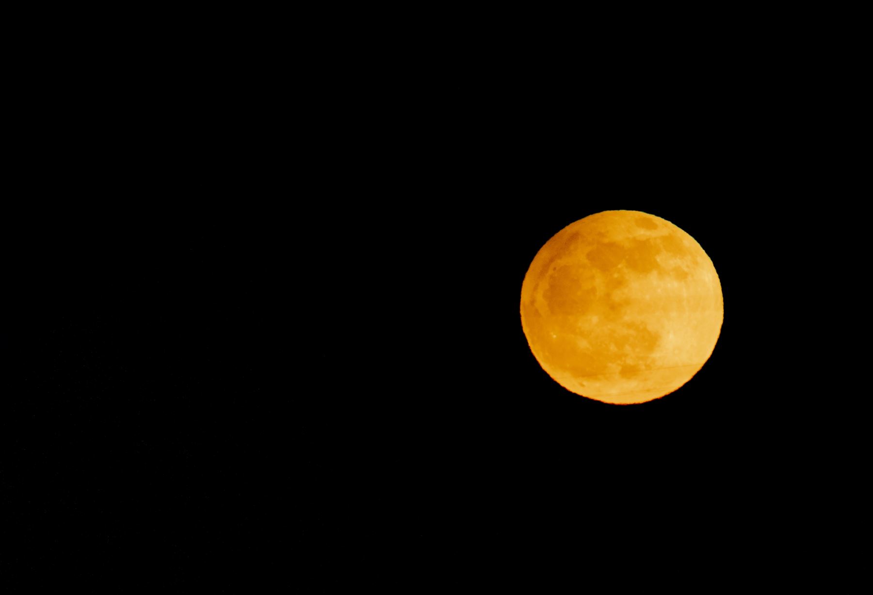 La luna llena de flores de mayo se eleva después de un eclipse lunar sobre el pueblo de Rzanicino, cerca de Skopje, República de Macedonia del Norte, el 5 de mayo de 2023.
Foto: EFE