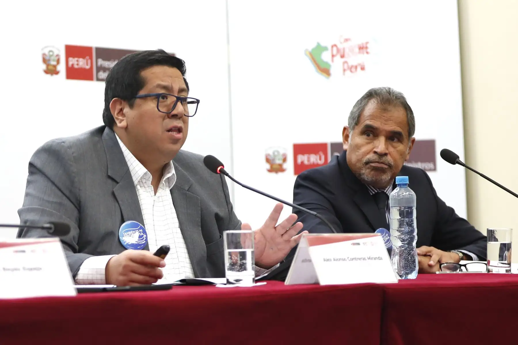 Ministro de Economía y Finanzas, Alex Contreras, y ministro de Comercio Exterior y Turismo, Juan Carlos Mathews, en la conferencia de prensa para anunciar el plan económico Con Punche Perú Textil, desde la Presidencia del Consejo de Ministros. Foto: ANDINA/Daniel Bracamonte