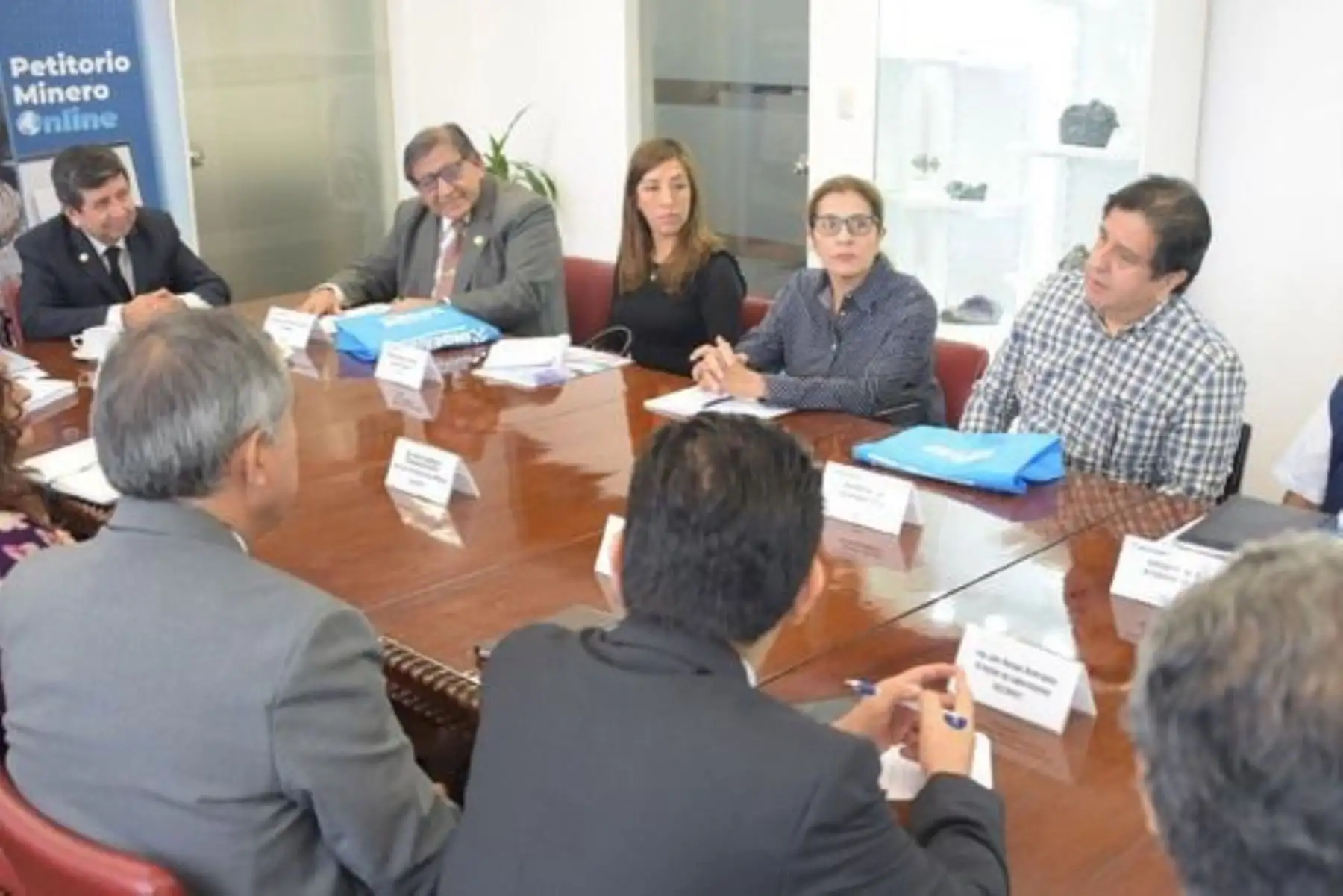 Las máximas autoridades del Ingemmet e IPEN intercambiaron ideas en beneficio de las regiones. Foto: Ingemmet.