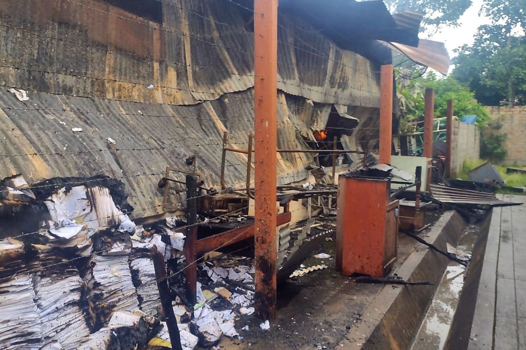 El fuego destruyó una sede descentralizada del gobierno regional de San Martín. Foto: ANDINA/Difusión