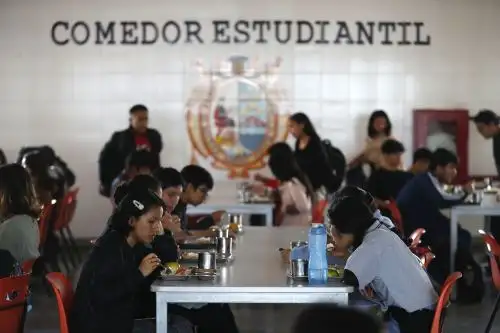 El personal que prepara el desayuno llega a las 10 de la noche del día anterior al comedor de San Marcos, que atiende diariamente a mil comensales. Foto:.ANDINA/Daniel Bracamonte