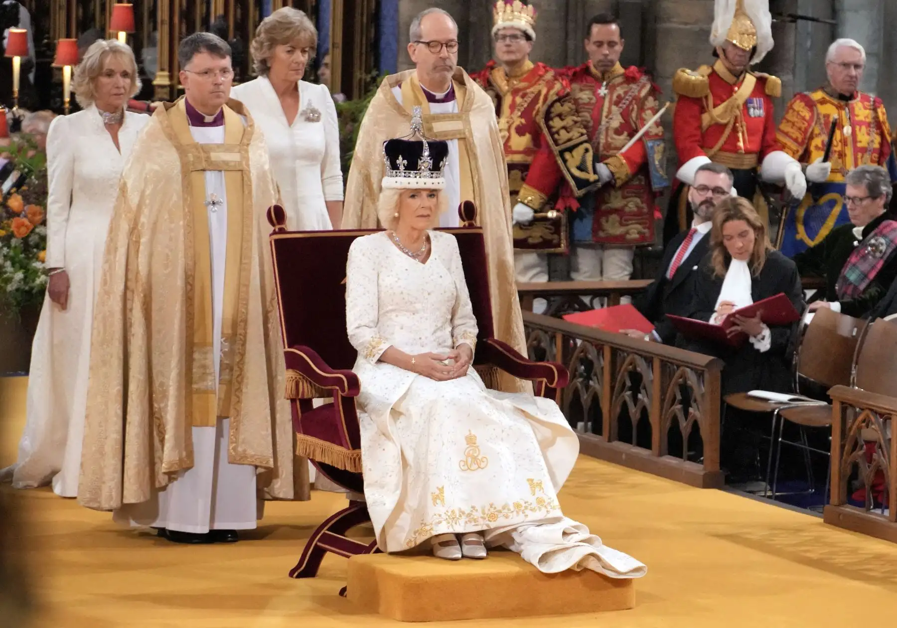 La británica Camilla se sienta en el trono con una versión modificada de la corona de la reina María durante la ceremonia de coronación dentro de la Abadía de Westminster en el centro de Londres, el 6 de mayo de 2023. La coronación es la primera en Gran Bretaña en 70 años, y solo la segunda en historia para ser televisada. Charles será el monarca reinante número 40 en ser coronado en la iglesia del centro de Londres desde el rey Guillermo I en 1066. Fuera del Reino Unido, también es rey de otros 14 países de la Commonwealth, incluidos Australia, Canadá y Nueva Zelanda.
Foto: AFP