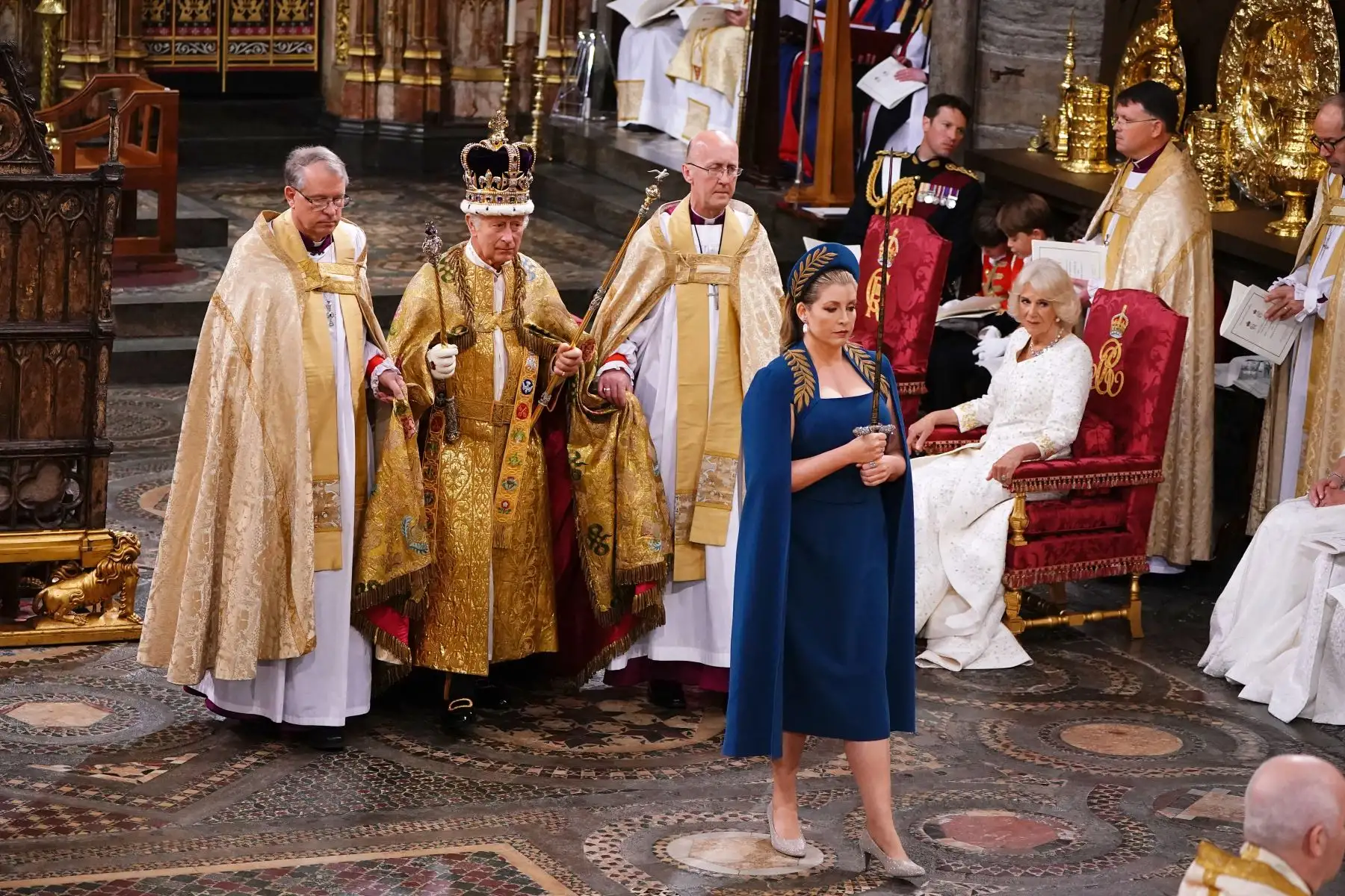 El rey Carlos III de Gran Bretaña con la corona de San Eduardo en la cabeza asiste a la ceremonia de coronación dentro de la Abadía de Westminster en el centro de Londres el 6 de mayo de 2023. La coronación es la primera en Gran Bretaña en 70 años, y solo la segunda en la historia en ser televisado Charles será el monarca reinante número 40 en ser coronado en la iglesia del centro de Londres desde el rey Guillermo I en 1066. Fuera del Reino Unido, también es rey de otros 14 países de la Commonwealth, incluidos Australia, Canadá y Nueva Zelanda. Camila, su segunda esposa, será coronada reina junto a él y será conocida como Reina Camila después de la ceremonia.
Foto: AFP