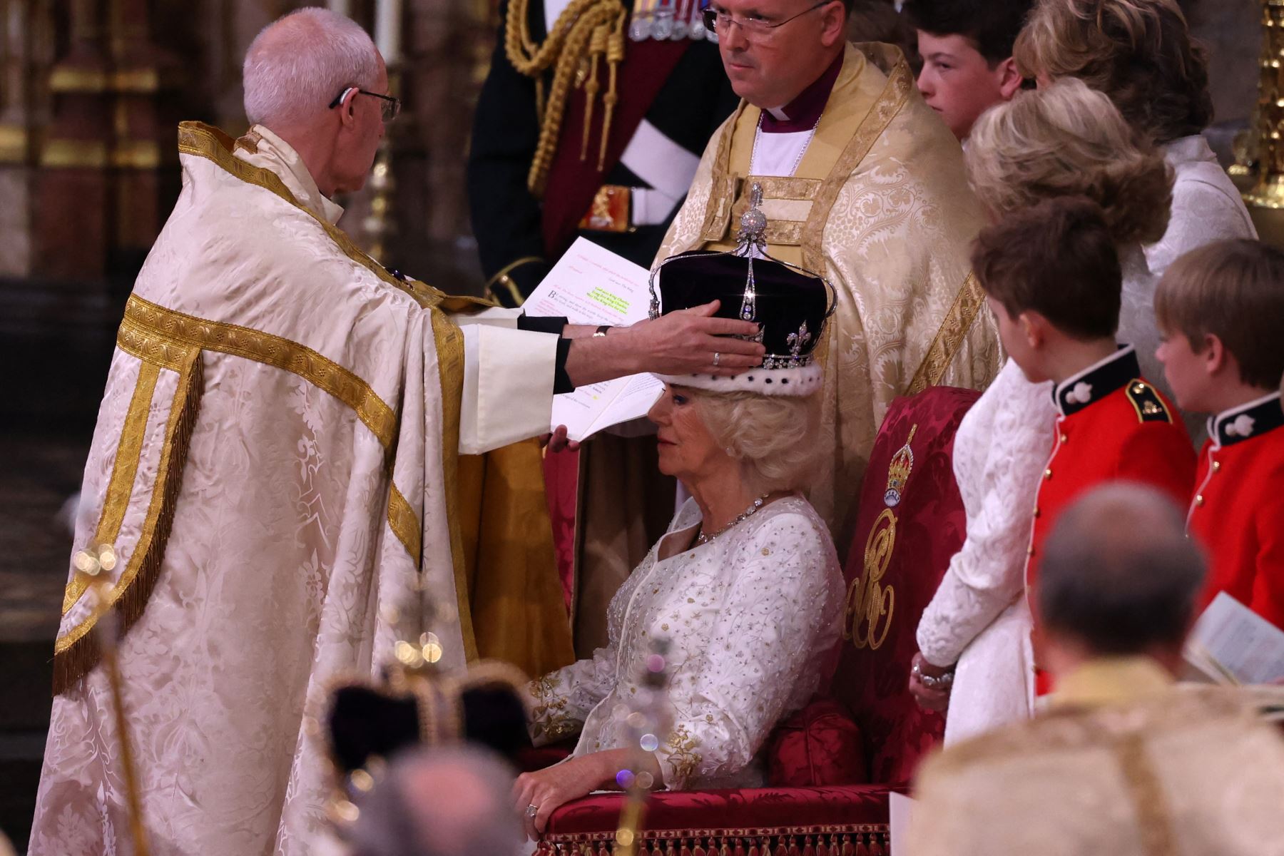 El arzobispo de Canterbury, Justin Welby, coloca una versión modificada de la corona de la reina María en la cabeza de Camilla, reina consorte de Gran Bretaña, durante la ceremonia de coronación dentro de la Abadía de Westminster en el centro de Londres, el 6 de mayo de 2023. Foto: AFP