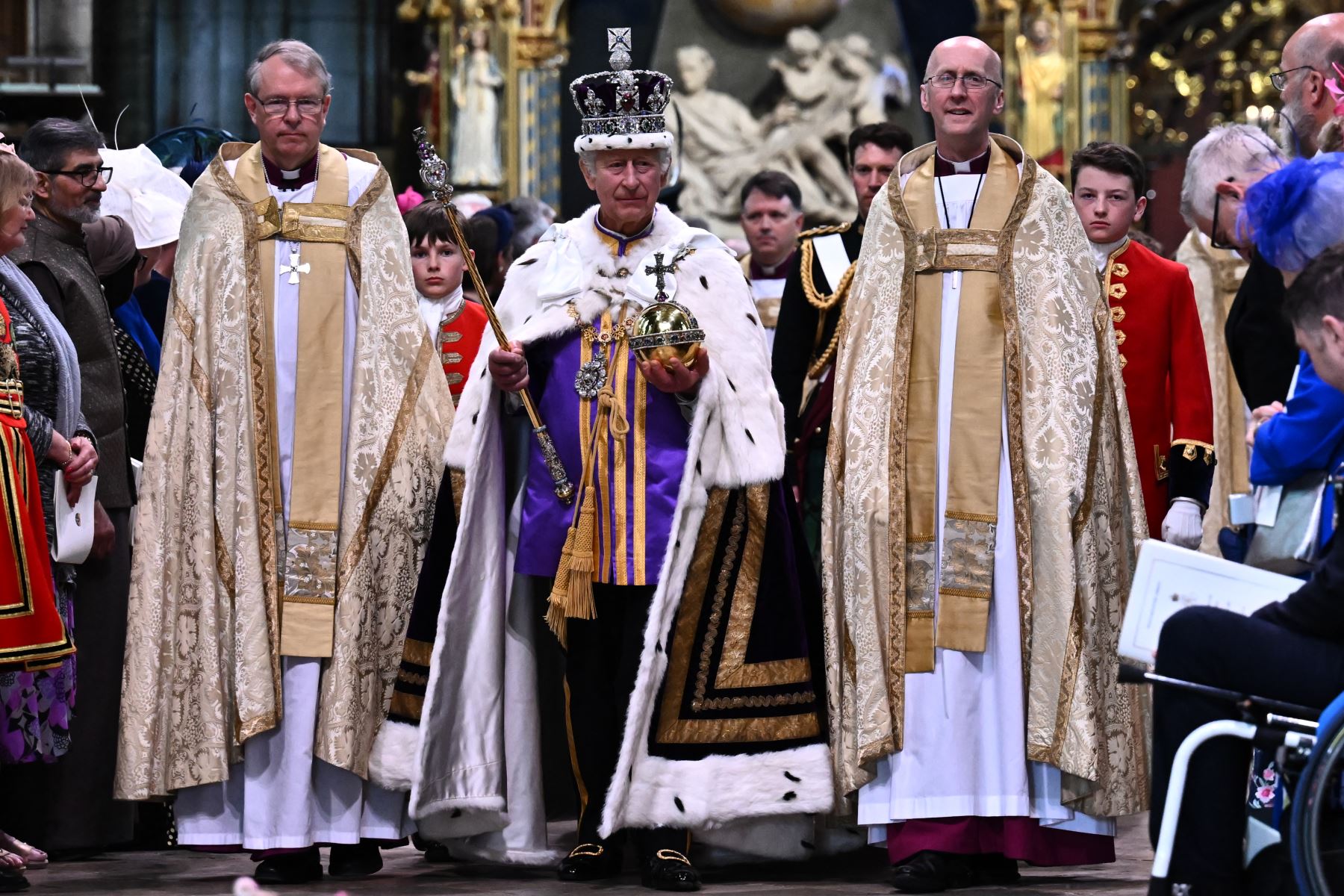 El rey Carlos III de Gran Bretaña con la corona del estado imperial que lleva el orbe y el cetro del soberano sale de la Abadía de Westminster después de las ceremonias de coronación en el centro de Londres el 6 de mayo de 2023. Foto: AFP