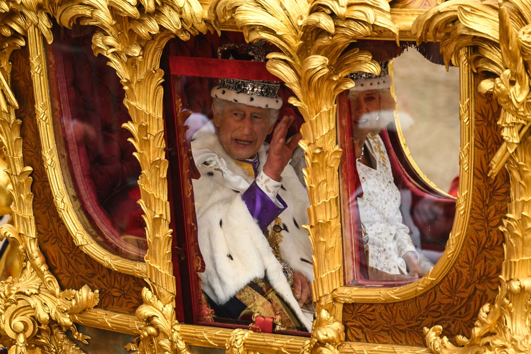 El rey Carlos III de Gran Bretaña y la reina Camila de Gran Bretaña viajan en el Gold State Coach, de regreso al Palacio de Buckingham desde la Abadía de Westminster en el centro de Londres el 6 de mayo de 2023, después de sus coronaciones. Foto: AFP
