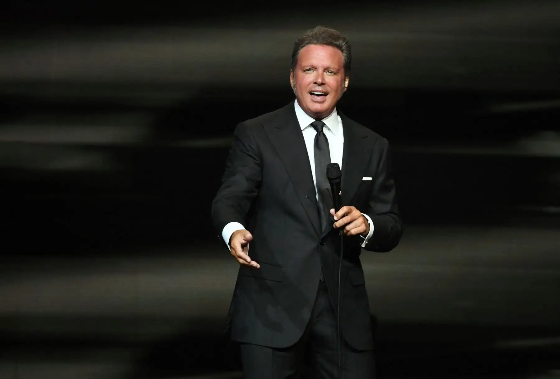 El cantante Luis Miguel se presenta en la primera noche de su compromiso limitado de cuatro fechas en The Colosseum at Caesars Palace el 12 de septiembre de 2019 en Las Vegas, Nevada. Foto: AFP