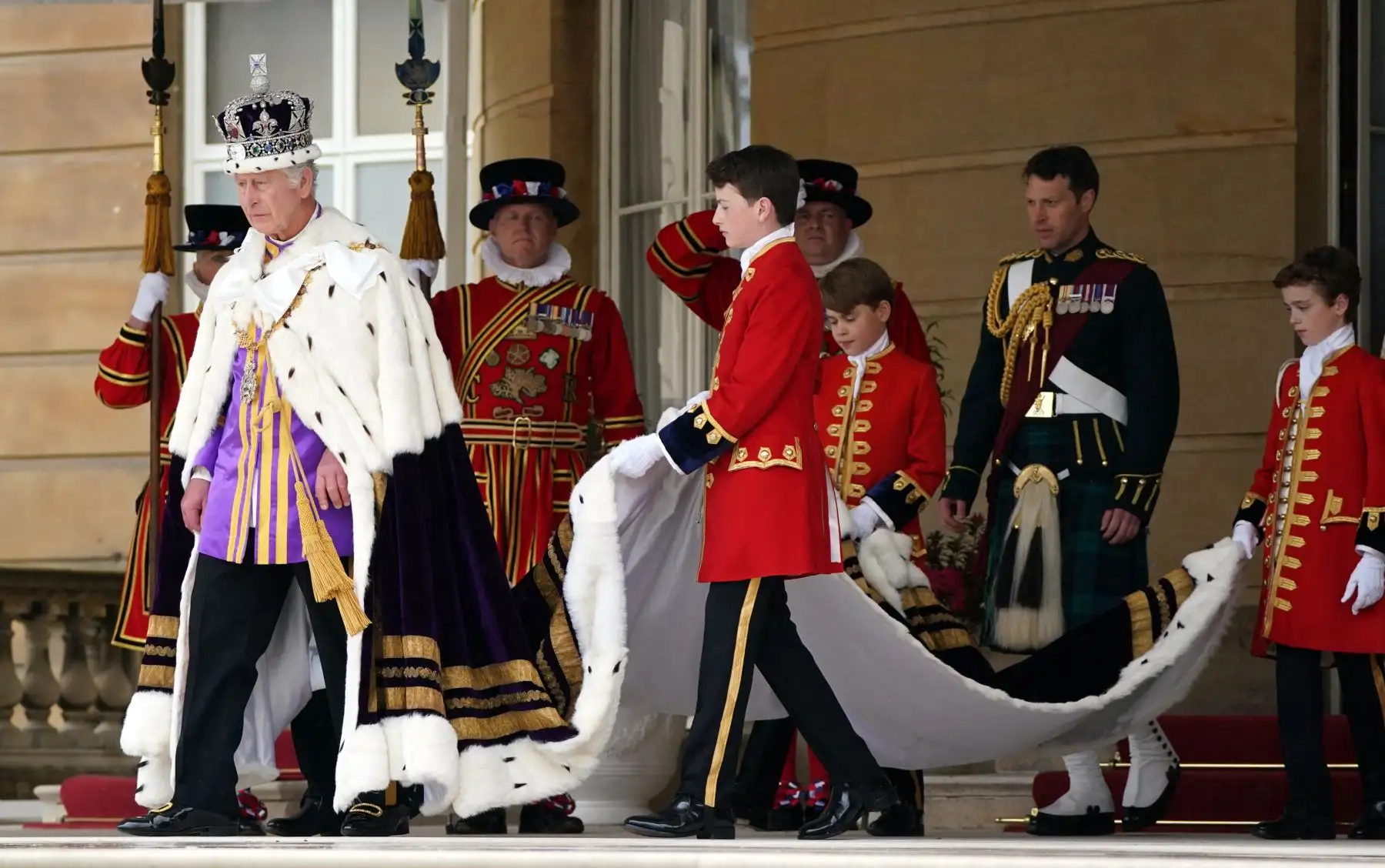 El rey Carlos III recibe un saludo real de miembros del ejército en los jardines de Buckingham Place en Londres, el 6 de mayo de 2023, luego de su coronación. La coronación es la primera en Gran Bretaña en 70 años, y solo la segunda en la historia en ser televisada. Charles será el monarca reinante número 40 en ser coronado en la iglesia del centro de Londres desde el rey Guillermo I en 1066. Fuera del Reino Unido, también es rey de otros 14 países de la Commonwealth, incluidos Australia, Canadá y Nueva Zel
