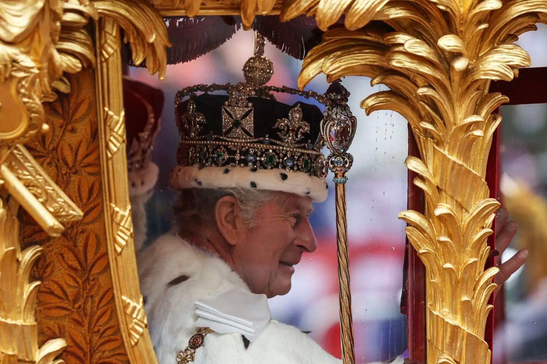 El rey Carlos III de Gran Bretaña viaja con la reina Camila de Gran Bretaña (no se ve) en el Gold State Coach, de regreso al Palacio de Buckingham desde la Abadía de Westminster en el centro de Londres el 6 de mayo de 2023, después de sus coronaciones. La coronación es la primera en Gran Bretaña en 70 años, y solo la segunda en la historia en ser televisada. Carlos será el monarca reinante número 40 en ser coronado en la iglesia del centro de Londres desde el rey Guillermo I en 1066.

Foto: AFP