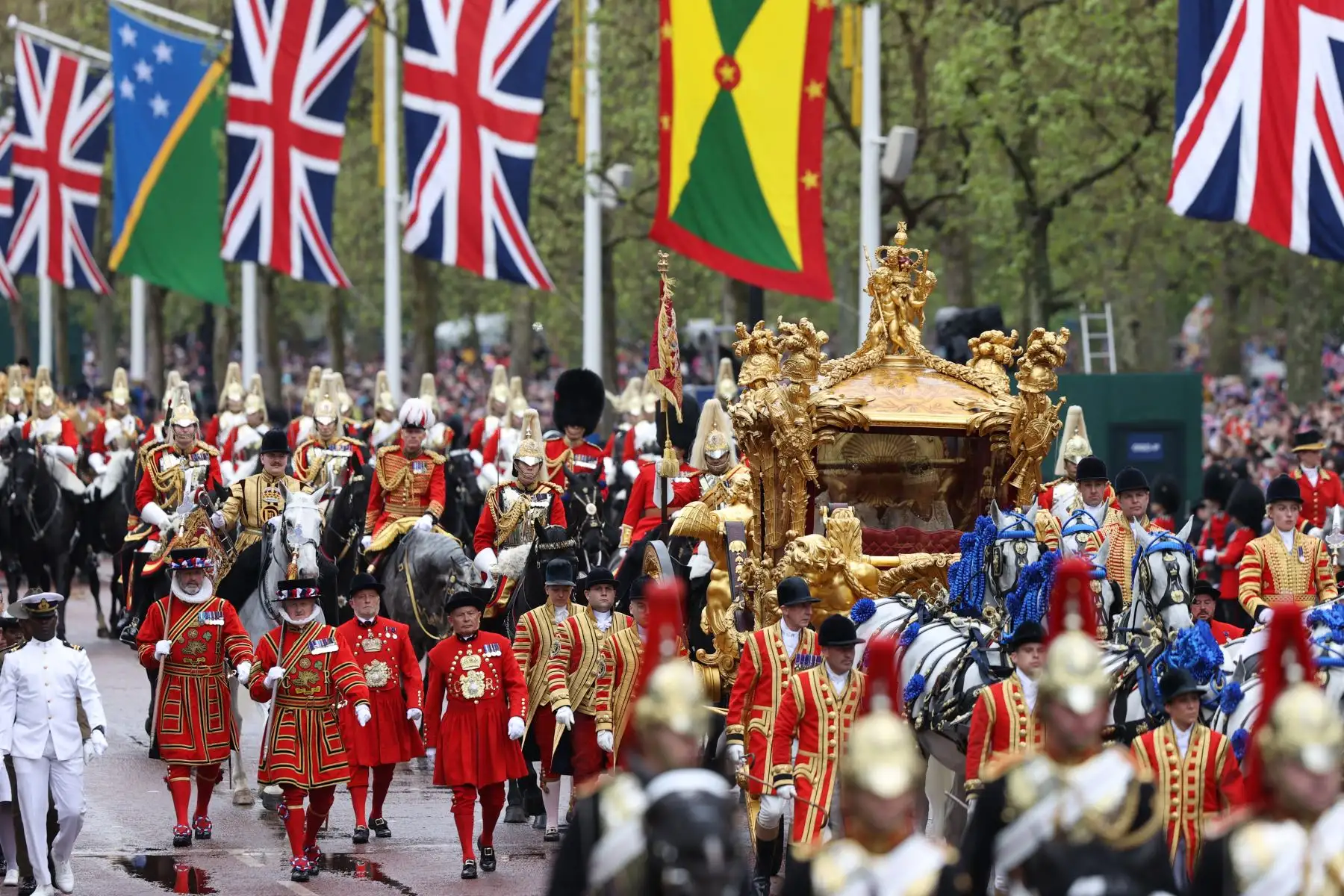 La Reina Camila de Gran Bretaña y el Rey Carlos III de Gran Bretaña viajan en el Gold State Coach, de regreso al Palacio de Buckingham desde la Abadía de Westminster en el centro de Londres el 6 de mayo de 2023, después de sus coronaciones. La coronación es la primera en Gran Bretaña en 70 años, y solo la segunda en la historia en ser televisada. Charles será el monarca reinante número 40 en ser coronado en la iglesia del centro de Londres desde el rey Guillermo I en 1066. Fuera del Reino Unido, también es