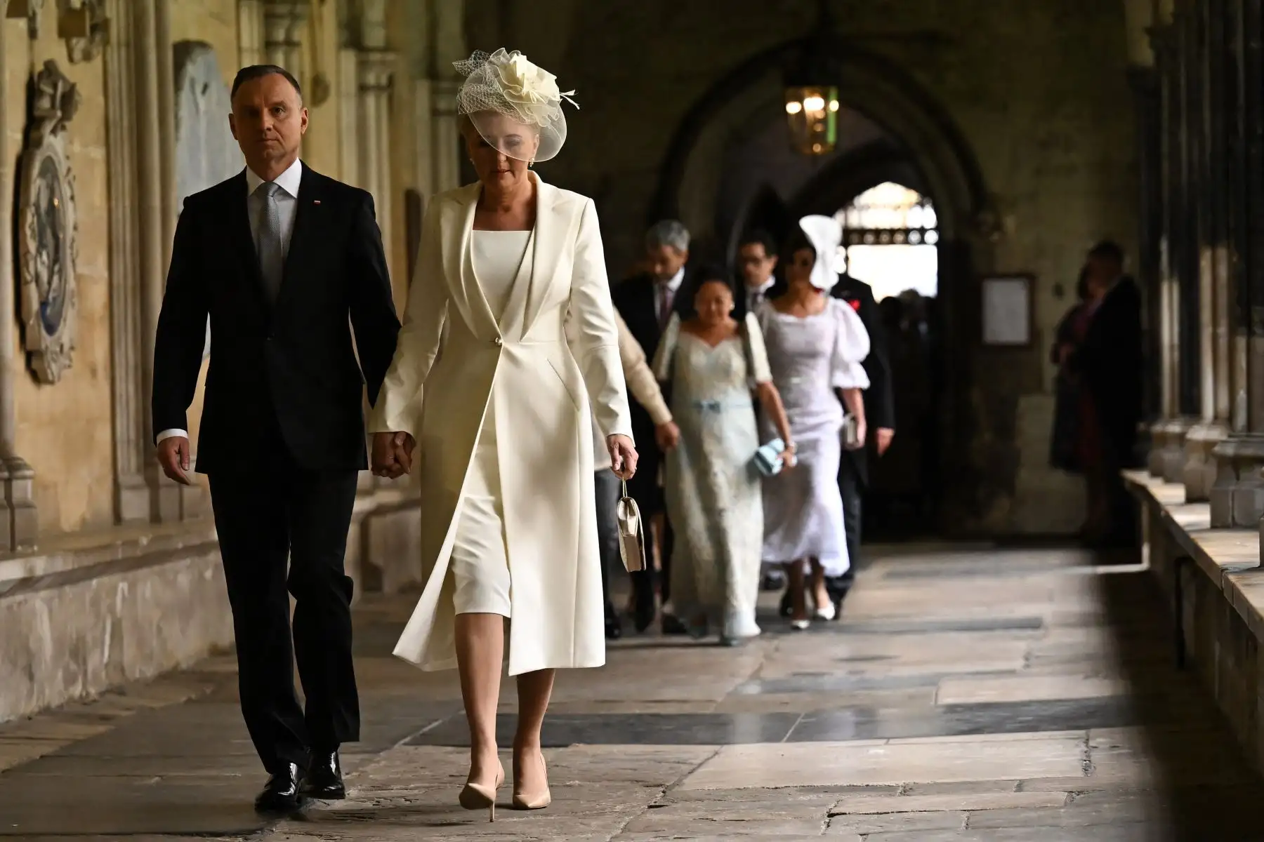 El presidente polaco Andrzej Duda (L) y su esposa Agata Kornhauser-Duda llegan para tomar asiento dentro de la Abadía de Westminster en el centro de Londres el 6 de mayo de 2023, antes de las coronaciones del Rey Carlos III de Gran Bretaña y la Reina Consorte Camilla de Gran Bretaña. La coronación es la primera en Gran Bretaña en 70 años, y solo la segunda en la historia en ser televisada. Charles será el monarca reinante número 40 en ser coronado en la iglesia del centro de Londres desde el rey Guillermo I en 1066. Fuera del Reino Unido, también es rey de otros 14 países de la Commonwealth, incluidos Australia, Canadá y Nueva Zelanda. Camila, su segunda esposa, será coronada reina junto a él y será conocida como Reina Camila después de la ceremonia.
Foto: AFP