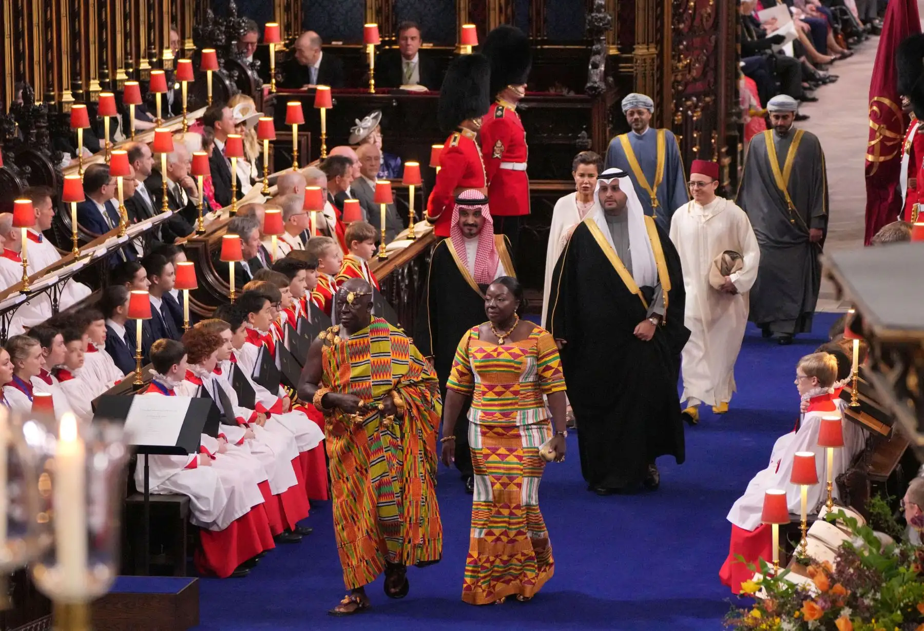 Los invitados llegan a la Abadía de Westminster en el centro de Londres el 6 de mayo de 2023, antes de las coronaciones del Rey Carlos III de Gran Bretaña y Camila, Reina Consorte de Gran Bretaña. La coronación es la primera en Gran Bretaña en 70 años, y solo la segunda en la historia en ser televisada. Charles será el monarca reinante número 40 en ser coronado en la iglesia del centro de Londres desde el rey Guillermo I en 1066. Fuera del Reino Unido, también es rey de otros 14 países de la Commonwealth, incluidos Australia, Canadá y Nueva Zelanda. Camila, su segunda esposa, será coronada reina junto a él y será conocida como Reina Camila después de la ceremonia.
Foto: AFP