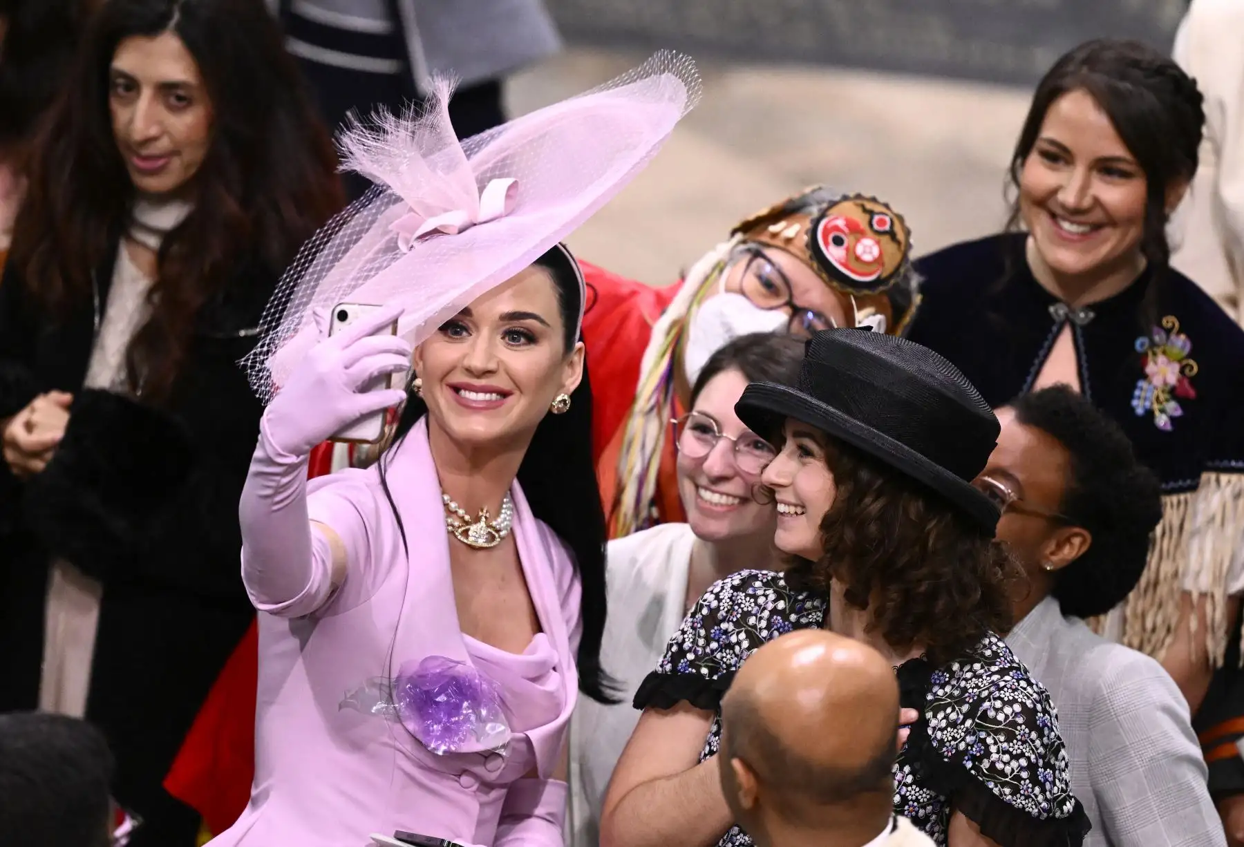 La cantautora estadounidense Katy Perry se toma selfies con invitados en la Abadía de Westminster en el centro de Londres el 6 de mayo de 2023, durante las coronaciones del rey Carlos III de Gran Bretaña y la reina consorte Camilla de Gran Bretaña. La coronación es la primera en Gran Bretaña en 70 años, y solo la segunda en la historia en ser televisada. Charles será el monarca reinante número 40 en ser coronado en la iglesia del centro de Londres desde el rey Guillermo I en 1066. Fuera del Reino Unido, también es rey de otros 14 países de la Commonwealth, incluidos Australia, Canadá y Nueva Zelanda. Camila, su segunda esposa, será coronada reina junto a él y será conocida como Reina Camila después de la ceremonia.
Foto: AFP