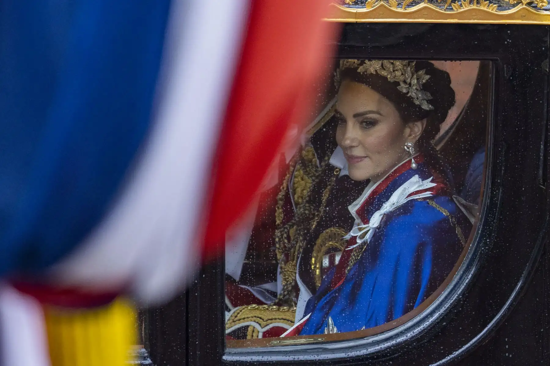 Catalina, Princesa de Gales, de Gran Bretaña, viaja de regreso al Palacio de Buckingham luego de las coronaciones del Rey Carlos III de Gran Bretaña y la Reina Camila de Gran Bretaña en Londres el 6 de mayo de 2023. La coronación es la primera en Gran Bretaña en 70 años, y solo la segunda en historia para ser televisada. Charles será el monarca reinante número 40 en ser coronado en la iglesia del centro de Londres desde el rey Guillermo I en 1066. Fuera del Reino Unido, también es rey de otros 14 países de la Commonwealth, incluidos Australia, Canadá y Nueva Zelanda. Camila, su segunda esposa, será coronada reina junto a él y será conocida como Reina Camila después de la ceremonia.
Foto: AFP