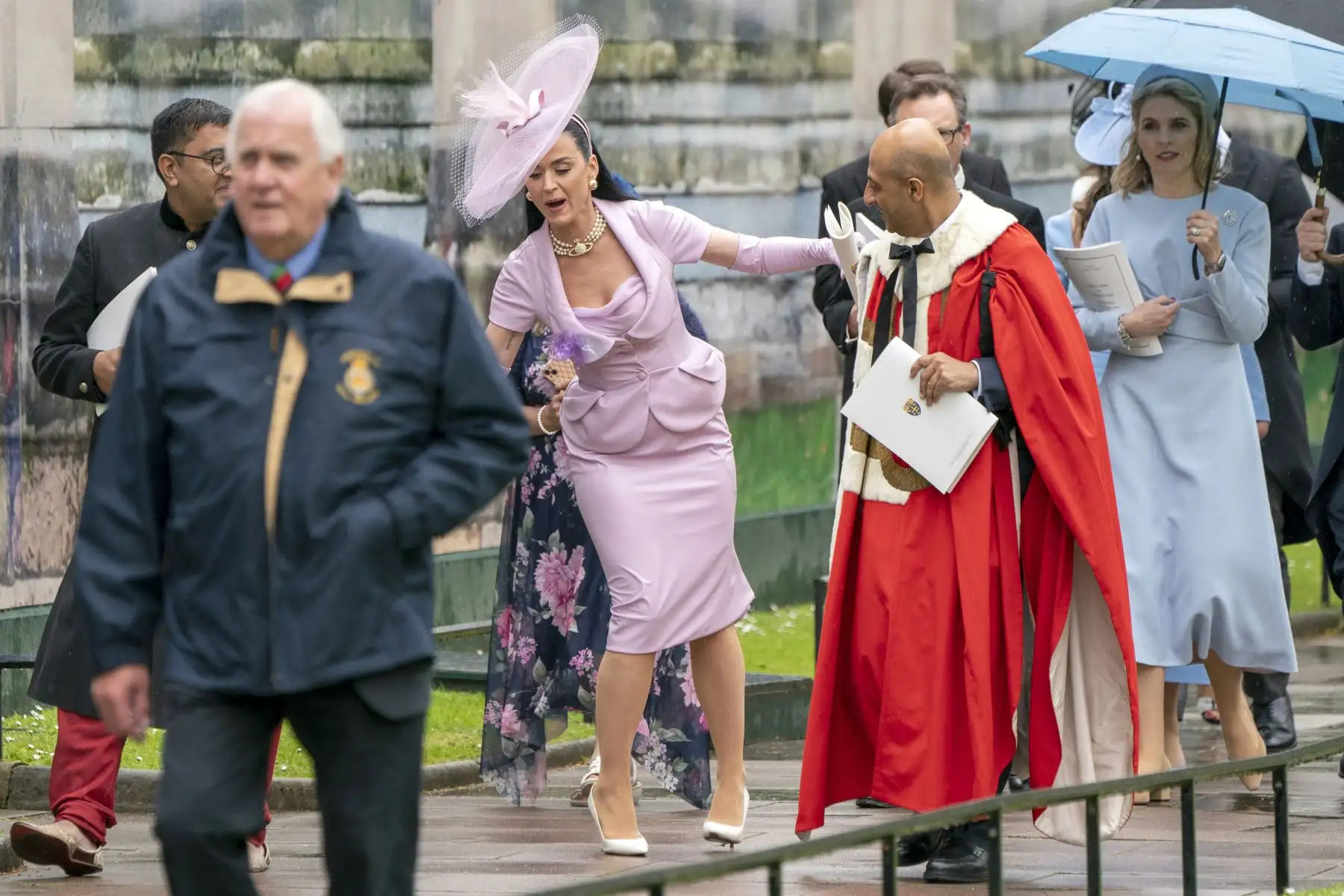 La cantante estadounidense Katy Perry tropieza al salir de la Abadía de Westminster luego de la ceremonia de coronación del rey Carlos III y la reina Camila en el centro de Londres el 6 de mayo de 2023. La coronación es la primera en Gran Bretaña en 70 años y solo la segunda en la historia. para ser televisado. Charles será el monarca reinante número 40 en ser coronado en la iglesia del centro de Londres desde el rey Guillermo I en 1066. Fuera del Reino Unido, también es rey de otros 14 países de la Commonwealth, incluidos Australia, Canadá y Nueva Zelanda. Camila, su segunda esposa, será coronada reina junto a él y será conocida como Reina Camila después de la ceremonia.
Foto: AFP