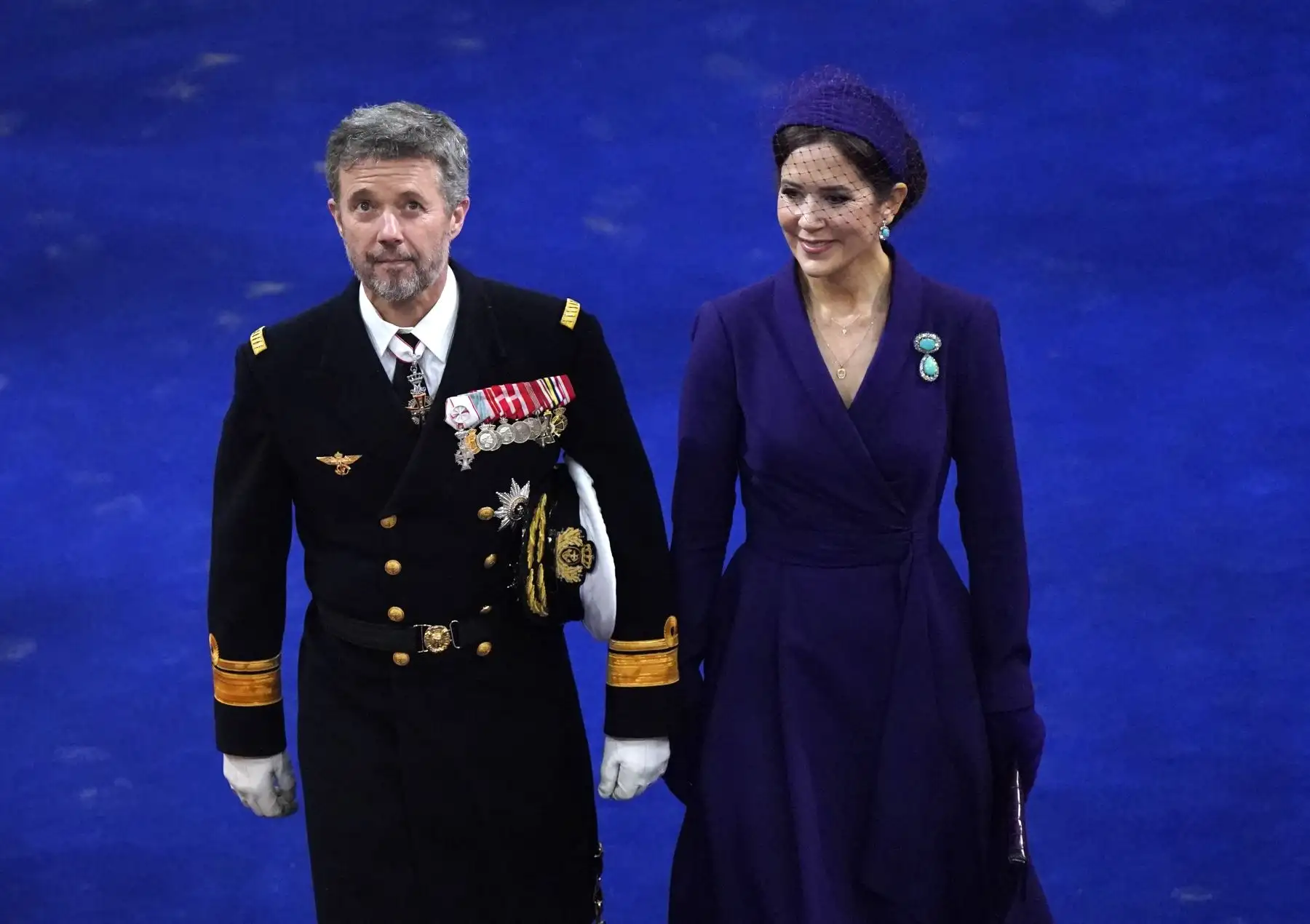 El príncipe heredero Frederik de Dinamarca y la princesa heredera María llegan a la Abadía de Westminster en el centro de Londres el 6 de mayo de 2023, antes de las coronaciones del rey Carlos III de Gran Bretaña y la reina consorte Camilla de Gran Bretaña. La coronación es la primera en Gran Bretaña en 70 años, y solo la segunda en la historia en ser televisada. Charles será el monarca reinante número 40 en ser coronado en la iglesia del centro de Londres desde el rey Guillermo I en 1066. Fuera del Reino Unido, también es rey de otros 14 países de la Commonwealth, incluidos Australia, Canadá y Nueva Zelanda. Camila, su segunda esposa, será coronada reina junto a él y será conocida como Reina Camila después de la ceremonia.
Foto: AFP