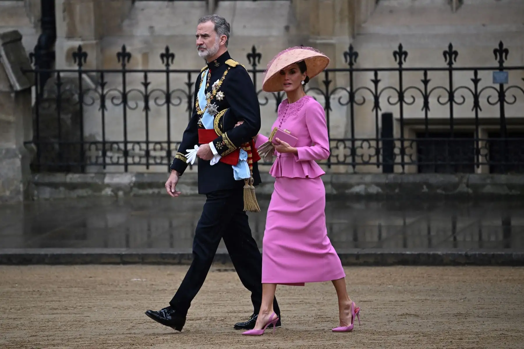El rey Felipe VI de España y la reina Letizia de España llegan a la Abadía de Westminster en el centro de Londres el 6 de mayo de 2023, antes de las coronaciones del rey Carlos III de Gran Bretaña y Camila, reina consorte de Gran Bretaña. La coronación es la primera en Gran Bretaña en 70 años, y solo la segunda en la historia en ser televisada. Charles será el monarca reinante número 40 en ser coronado en la iglesia del centro de Londres desde el rey Guillermo I en 1066. Fuera del Reino Unido, también es rey de otros 14 países de la Commonwealth, incluidos Australia, Canadá y Nueva Zelanda. Camila, su segunda esposa, será coronada reina junto a él y será conocida como Reina Camila después de la ceremonia.
Foto:AFP
