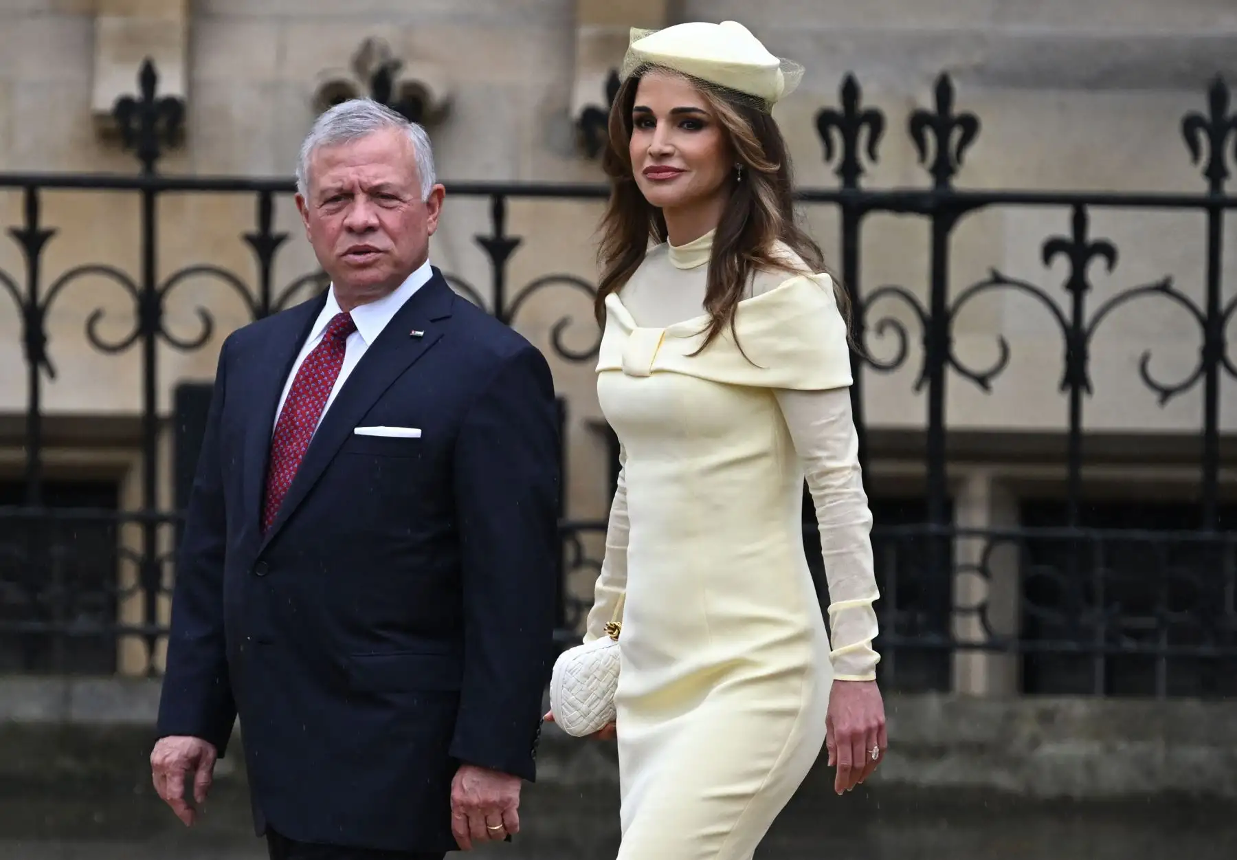 El rey Abdullah II Ibn Al Hussein de Jordania y la reina Rania de Jordania llegan a la Abadía de Westminster en el centro de Londres el 6 de mayo de 2023, antes de las coronaciones del rey Carlos III de Gran Bretaña y la reina consorte Camilla de Gran Bretaña. La coronación es la primera en Gran Bretaña en 70 años, y solo la segunda en la historia en ser televisada. Charles será el monarca reinante número 40 en ser coronado en la iglesia del centro de Londres desde el rey Guillermo I en 1066. Fuera del Reino Unido, también es rey de otros 14 países de la Commonwealth, incluidos Australia, Canadá y Nueva Zelanda. Camila, su segunda esposa, será coronada reina junto a él y será conocida como Reina Camila después de la ceremonia.
Foto: AFP