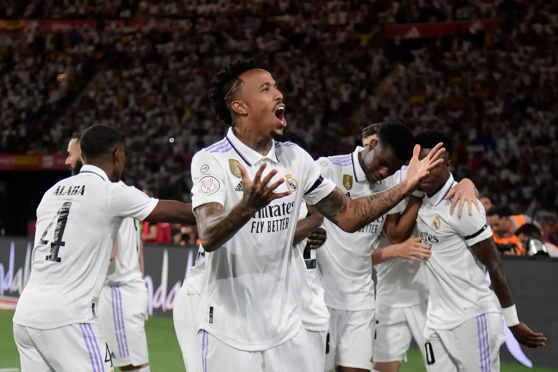 El defensa brasileño del Real Madrid, Eder Militao, celebra después de que el delantero brasileño del Real Madrid, Rodrygo, anotara un gol durante el partido final de la Copa del Rey de España entre el Real Madrid CF y el CA Osasuna en el estadio La Cartuja de Sevilla. Foto:ANDINA/ AFP