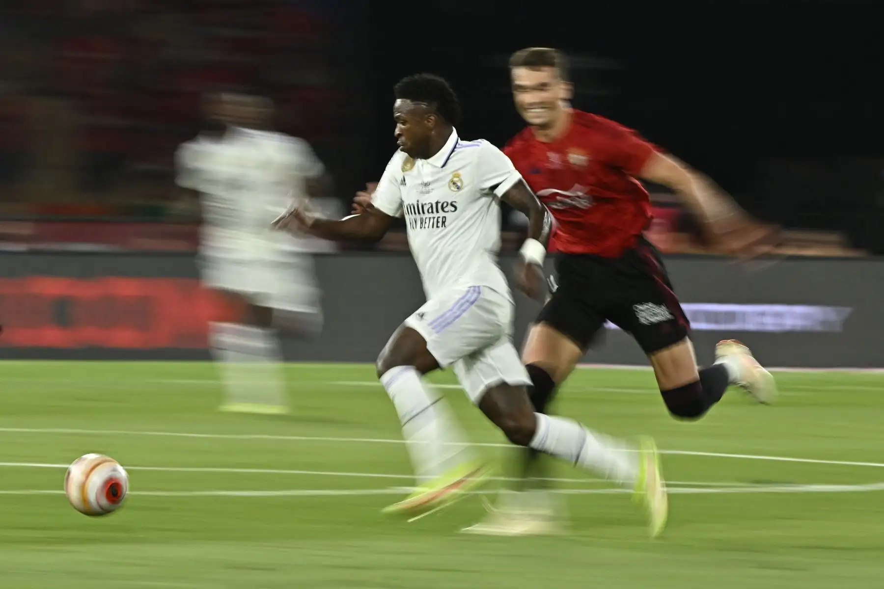 El delantero brasileño del Real Madrid, Vinicius Junior, corre por el balón durante el partido final de la Copa del Rey de España entre el Real Madrid CF y el CA Osasuna en el estadio La Cartuja de Sevilla. Foto:ANDINA/ AFP