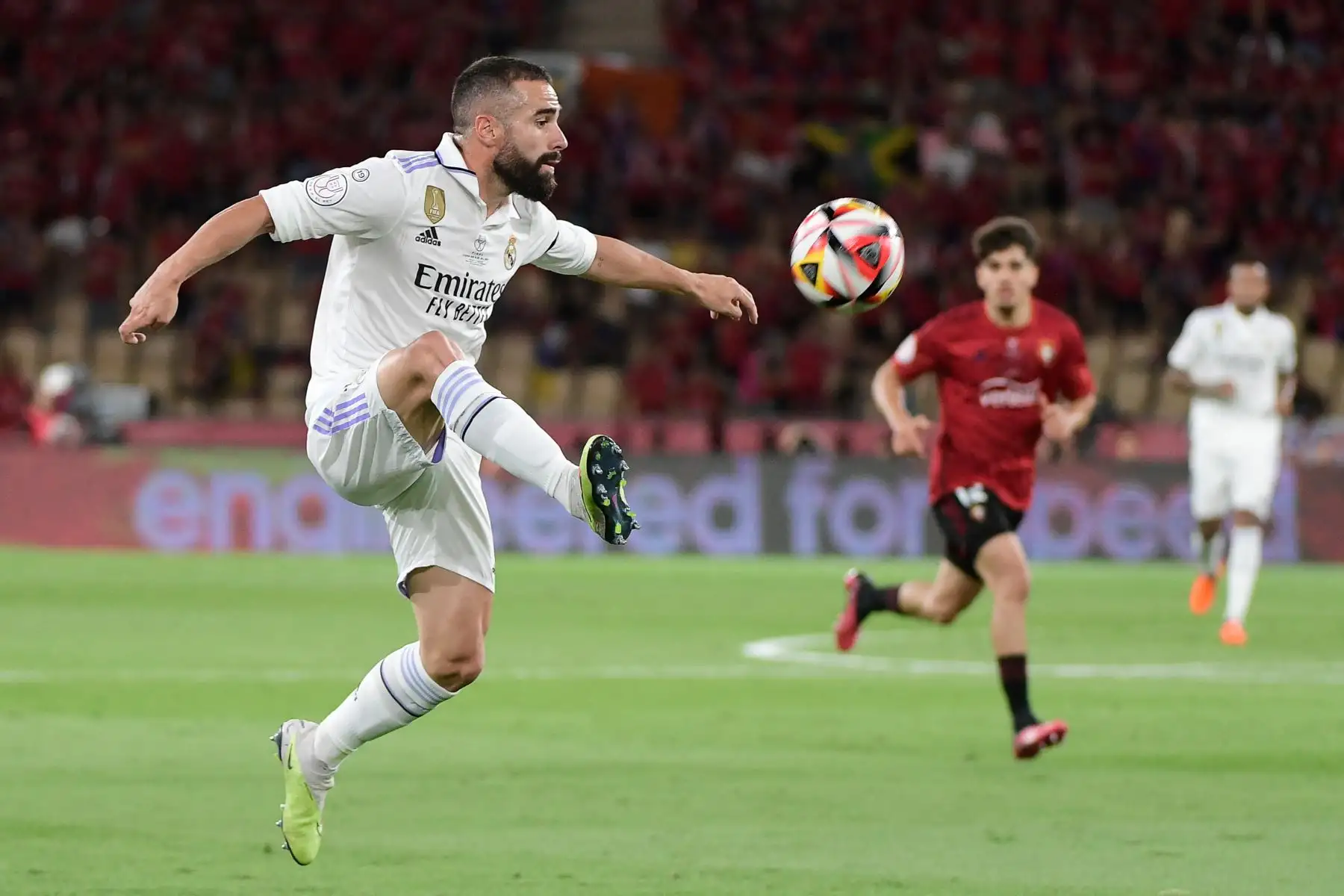 El defensa español del Real Madrid, Dani Carvajal, controla el balón durante el partido final de la Copa del Rey de España entre el Real Madrid CF y el CA Osasuna en el estadio La Cartuja de Sevilla. Foto: ANDINA/ AFP