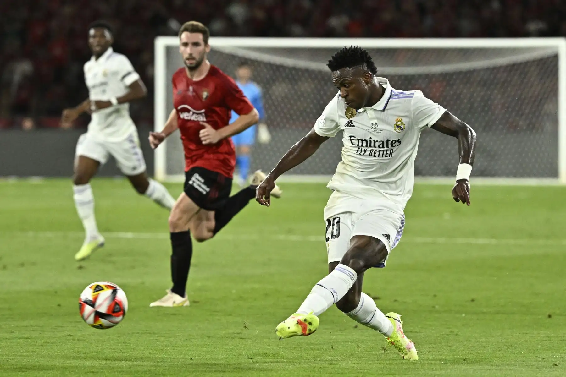 El delantero brasileño del Real Madrid, Vinicius Junior, compite con el centrocampista español de Osasuna, Jon Moncayola, durante el último partido de fútbol de la Copa del Rey de España entre el Real Madrid CF y el CA Osasuna en el estadio La Cartuja de Sevilla. Foto:ANDINA/AFP