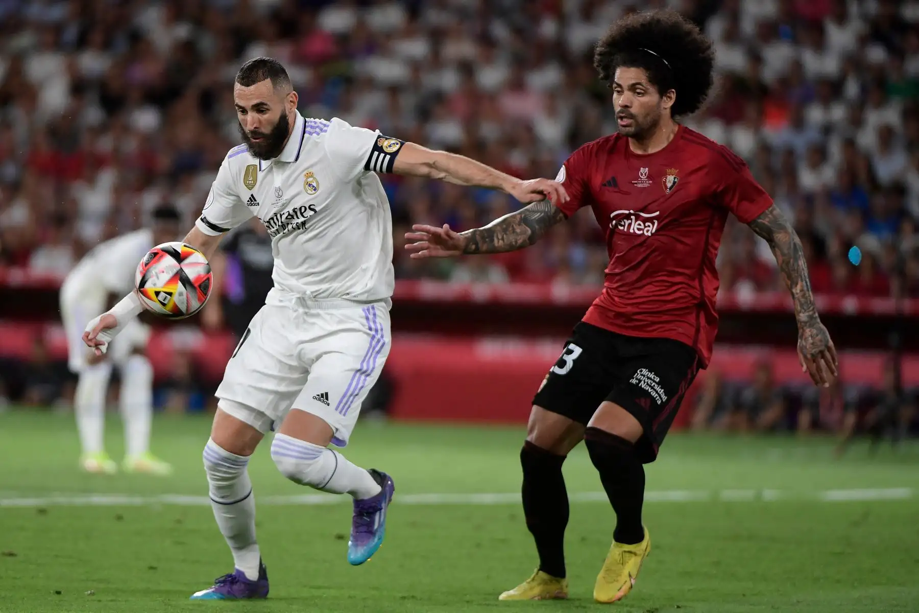 El delantero francés del Real Madrid, Karim Benzema, lucha por el balón con el defensor español de Osasuna, Aridane, durante el último partido de fútbol de la Copa del Rey de España entre el Real Madrid CF y el CA Osasuna en el estadio La Cartuja de Sevilla.
Foto:ANDINA/ AFP