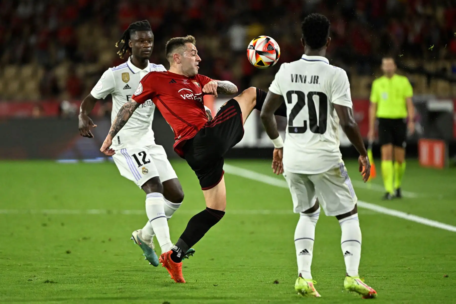 El defensa español de Osasuna, Rubén Peña, compite con el mediocampista francés del Real Madrid, Eduardo Camavinga, y el delantero brasileño del Real Madrid, Vinicius Junior, durante el partido final de la Copa del Rey de España entre el Real Madrid CF y el CA Osasuna en el estadio La Cartuja. en Sevilla.
Foto: ANDINA/ AFP