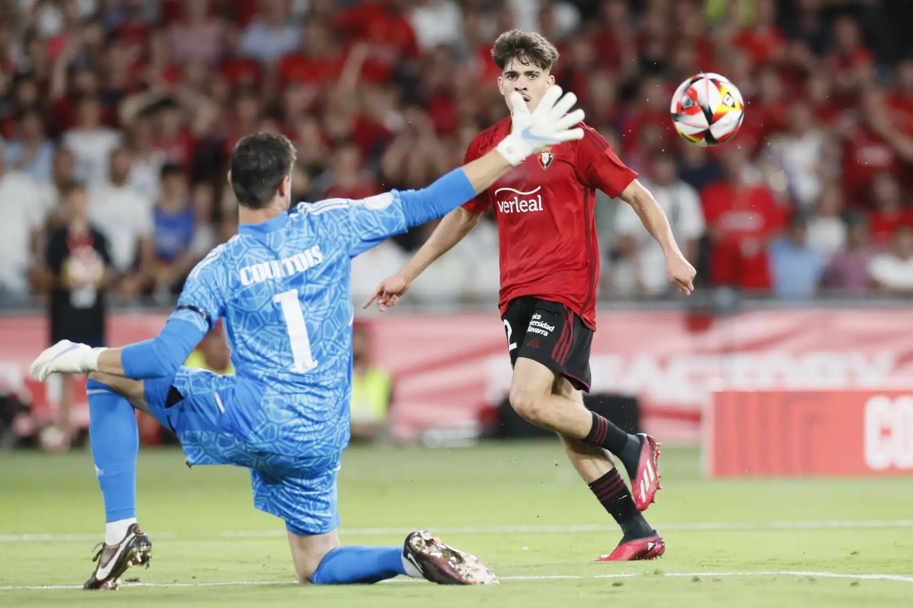 El centrocampista marroquí de Osasuna, Ez Abde, intenta batir al guardameta belga del Real Madrid, Thibaut Courtois, durante el encuentro correspondiente a la final de la Copa del Rey que disputan hoy sábado en el estadio La Cartuja de Sevilla.
Foto: ANDINA/EFE