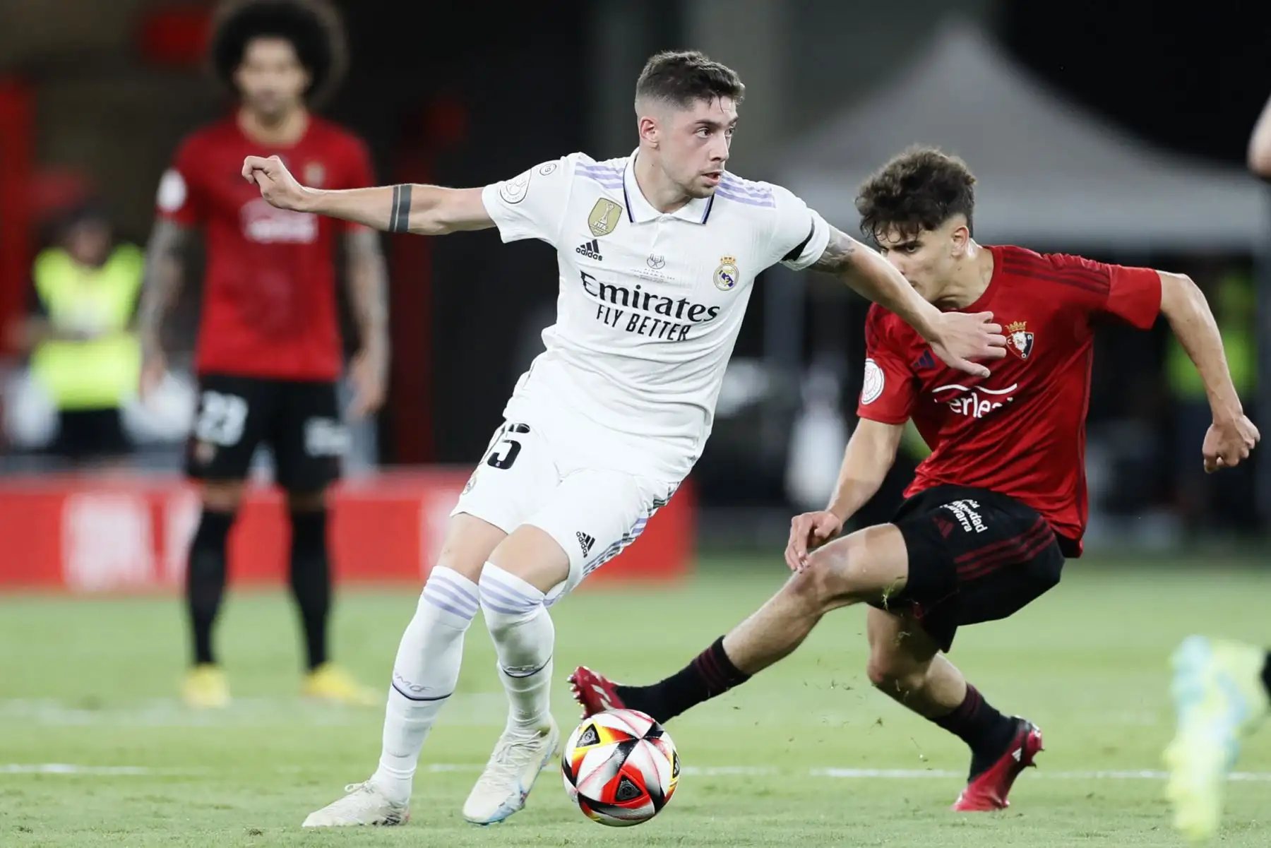 El centrocampista uruguayo del Real Madrid, Fede Valverde, con el balón ante el centrocampista marroquí de Osasuna, Ez Abde, durante el encuentro correspondiente a la final de la Copa del Rey que disputan hoy sábado en el estadio La Cartuja de Sevilla. Foto:ANDINA/ EFE