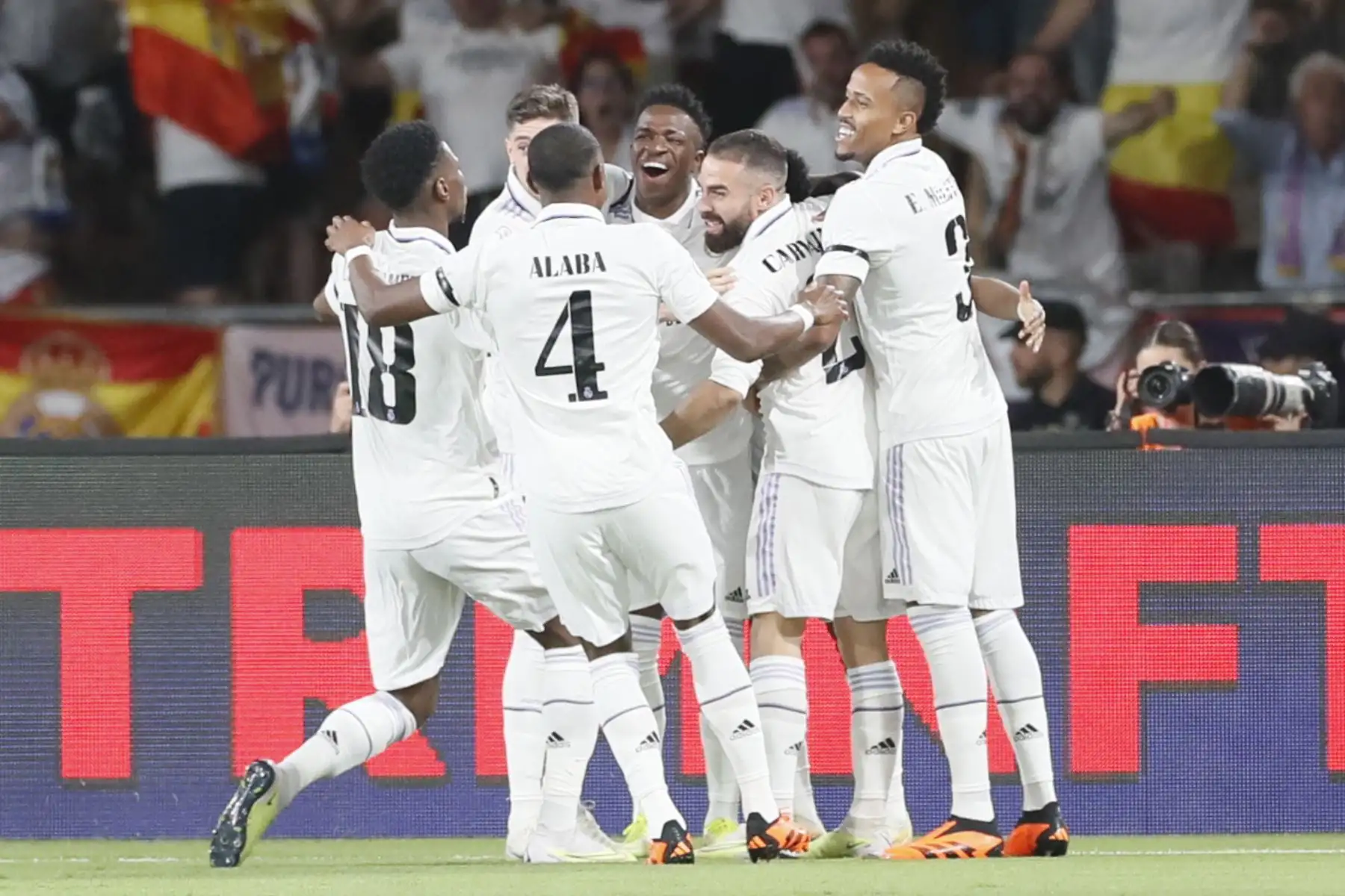 Los jugadores del Real Madrid celebran tras marcar ante Osasuna, durante la final de la Copa del Rey de fútbol entre Real Madrid y Osasuna que disputan hoy sábado en el estadio de La Cartuja, en Sevilla.
Foto:ANDINA/ EFE