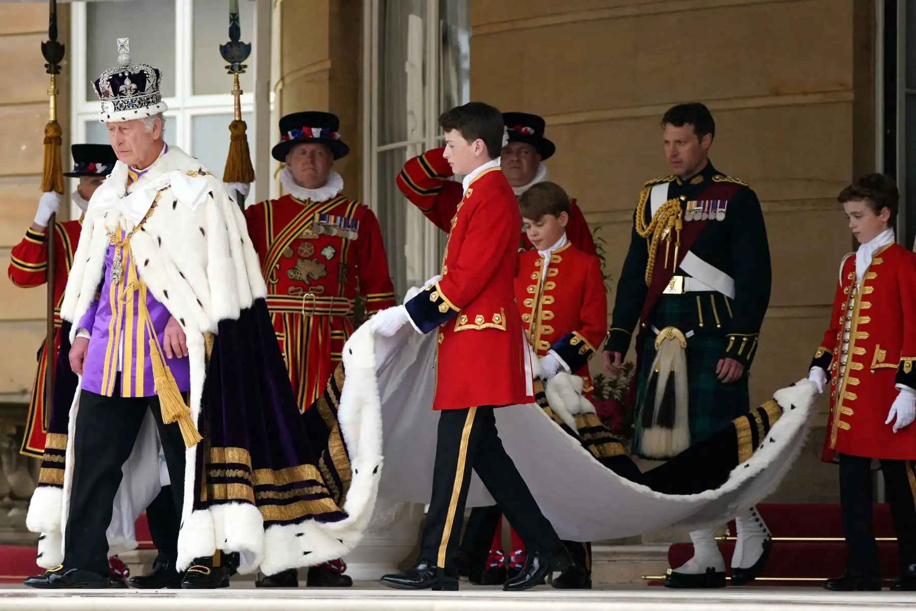 El rey Carlos III de Gran Bretaña con la corona del estado imperial y la reina Camila de Gran Bretaña con una versión modificada de la corona de la reina María saludan desde el balcón del Palacio de Buckingham después de ver el vuelo de la Royal Air Force en el centro de Londres el 6 de mayo de 2023. Foto:AFP