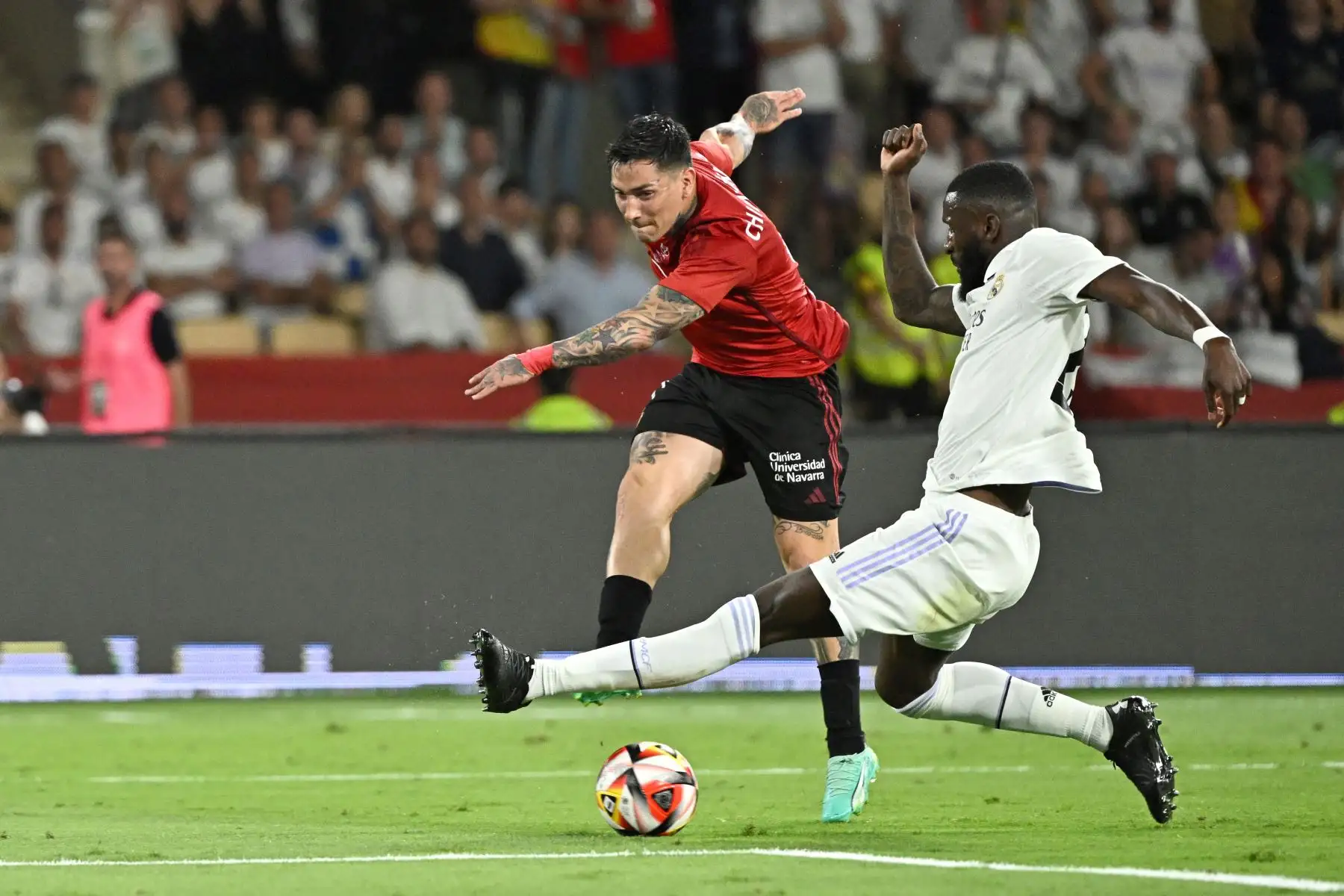 El delantero argentino de Osasuna Ezequiel "Chimy" Ávila compite con el defensa alemán del Real Madrid Antonio Rudiger durante el último partido de fútbol de la Copa del Rey de España entre el Real Madrid CF y el CA Osasuna en el estadio La Cartuja de Sevilla.
Foto:ANDINA/AFP
