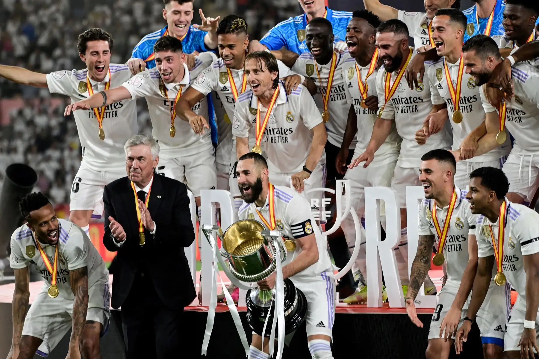 El delantero francés del Real Madrid Karim Benzema, el entrenador italiano del Real Madrid Carlo Ancelotti  y sus compañeros celebran con el trofeo después de ganar la final de la Copa del Rey de España entre el Real Madrid CF y el CA Osasuna en La Estadio de la Cartuja de Sevilla.
Foto:ANDINA/ AFP