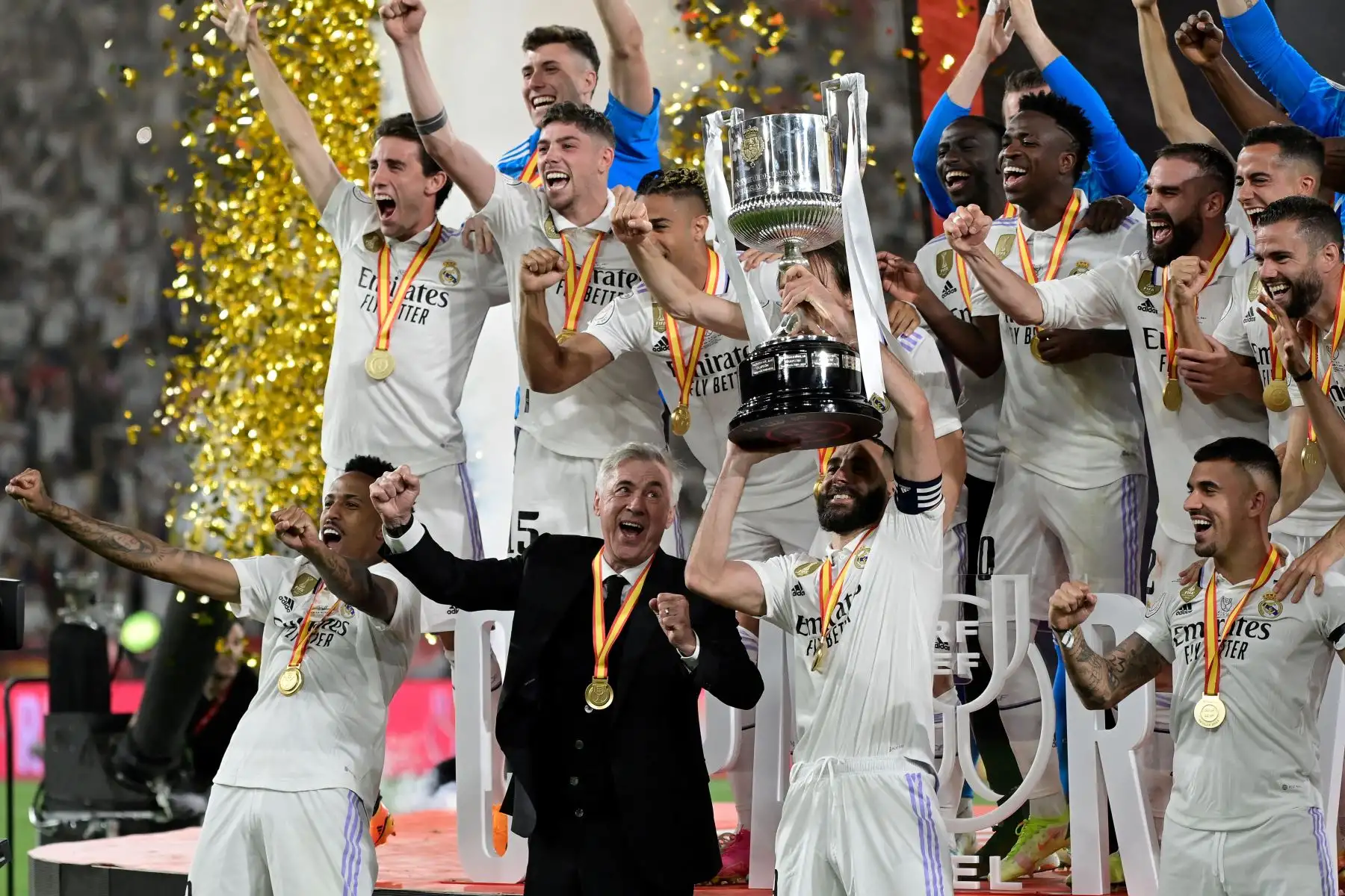 El delantero francés del Real Madrid Karim Benzema, el entrenador italiano del Real Madrid Carlo Ancelotti y sus compañeros celebran con el trofeo después de ganar la final de la Copa del Rey de España entre el Real Madrid CF y el CA Osasuna en La Estadio de la Cartuja de Sevilla.
Foto: ANDINA/AFP